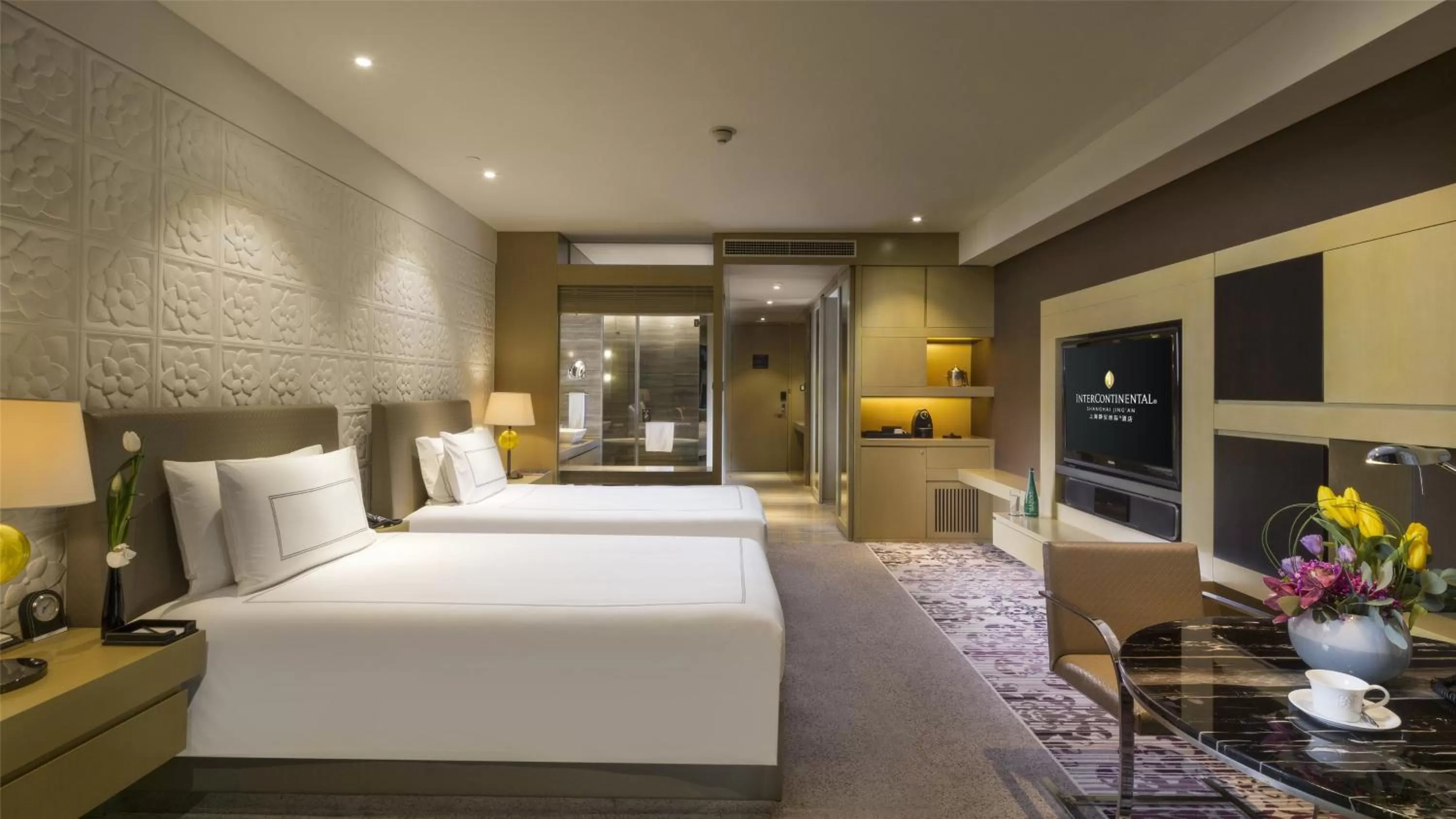 Photo of the whole room, Bed in InterContinental Shanghai Jing' An by IHG