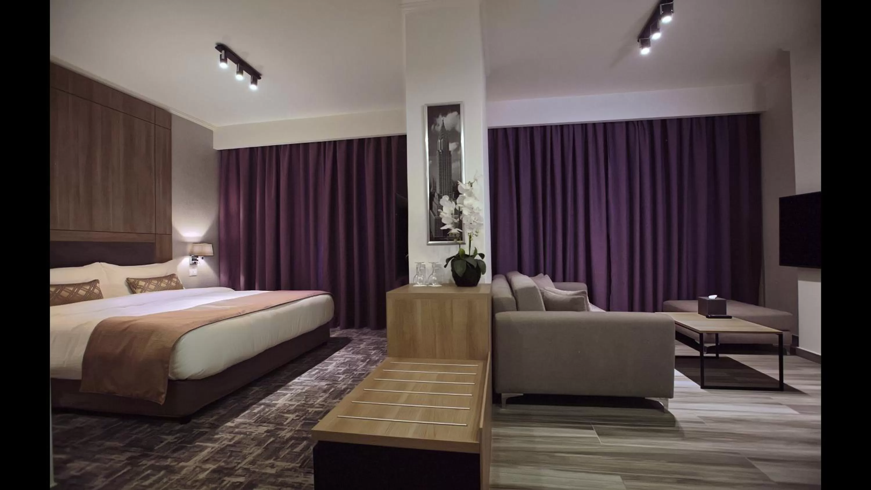 Photo of the whole room, Bed in Hotel De Ville