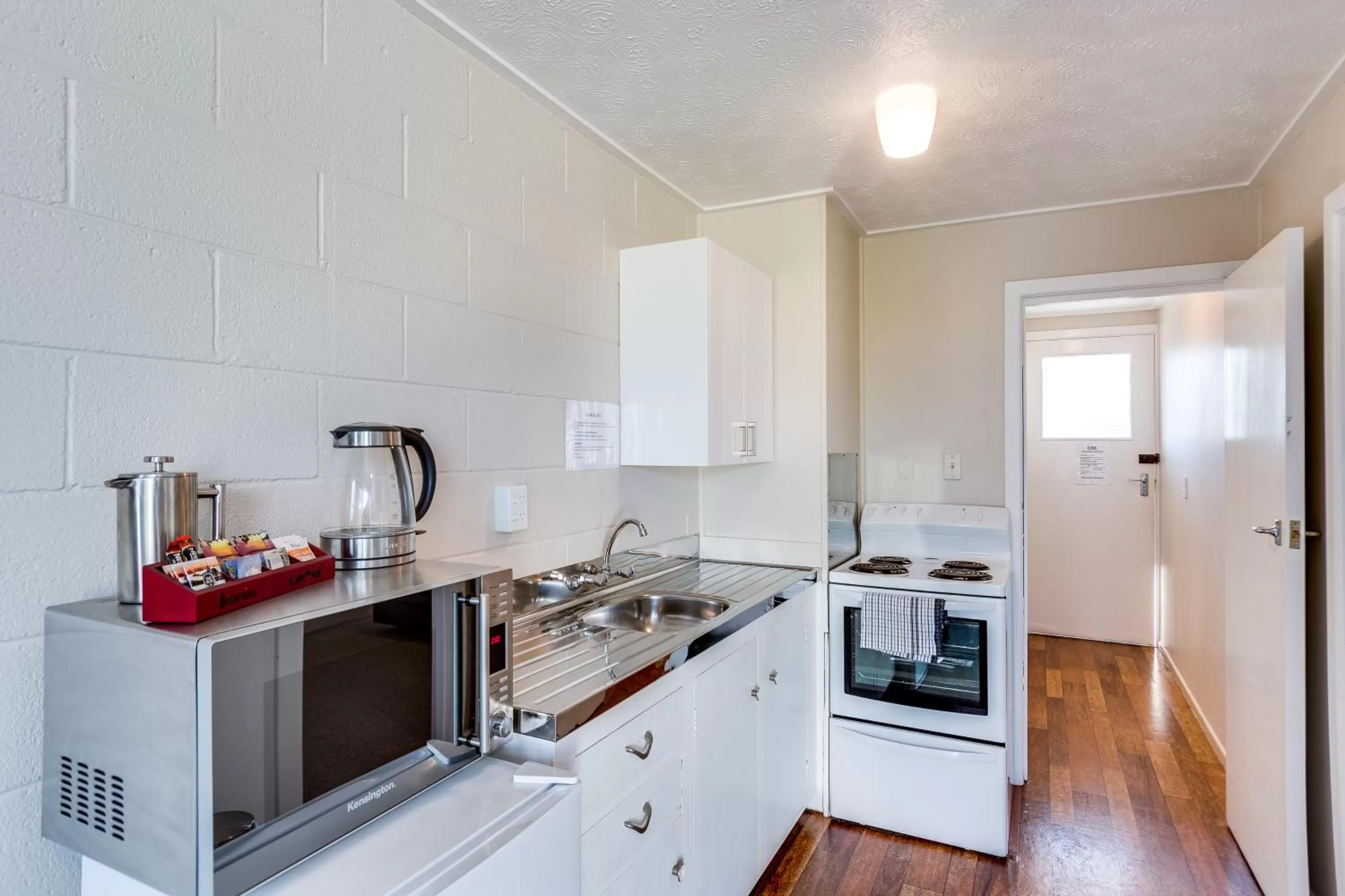 Kitchen or kitchenette, Kitchen/Kitchenette in Gardner Court Motel