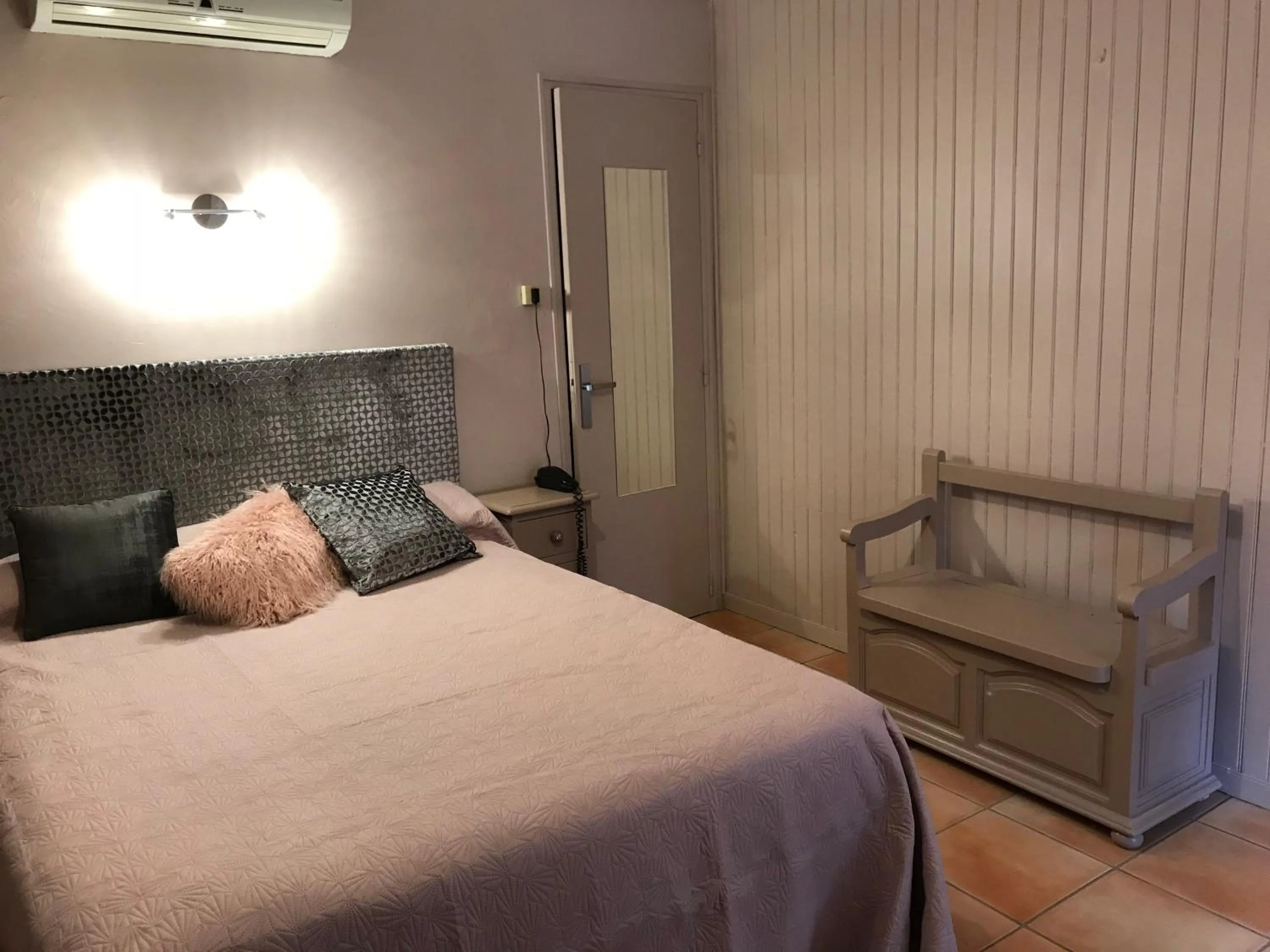 Bed in Logis Hotel Restaurant Hostellerie de la Tour