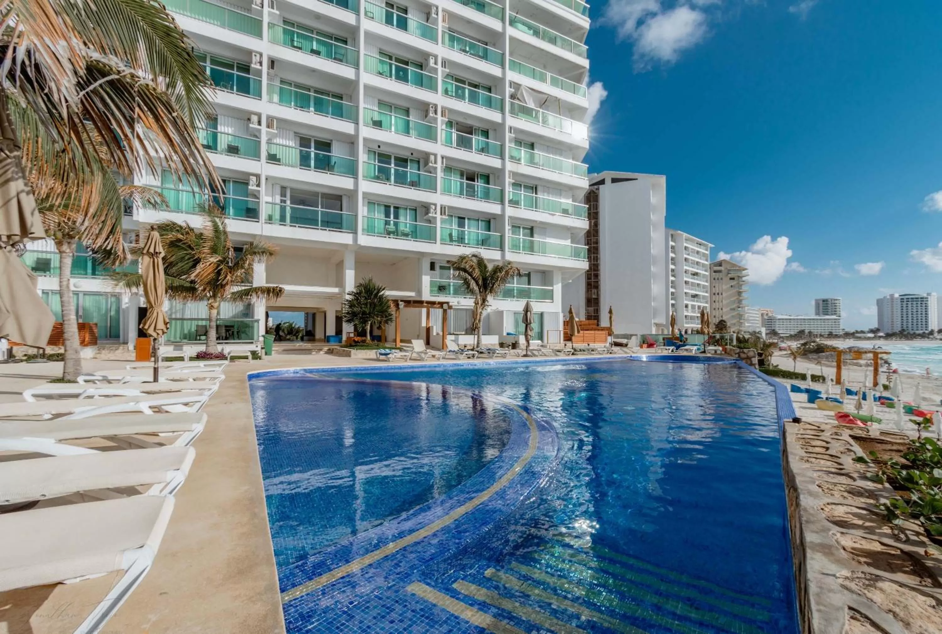 Swimming pool in Ocean Dream Cancun by GuruHotel