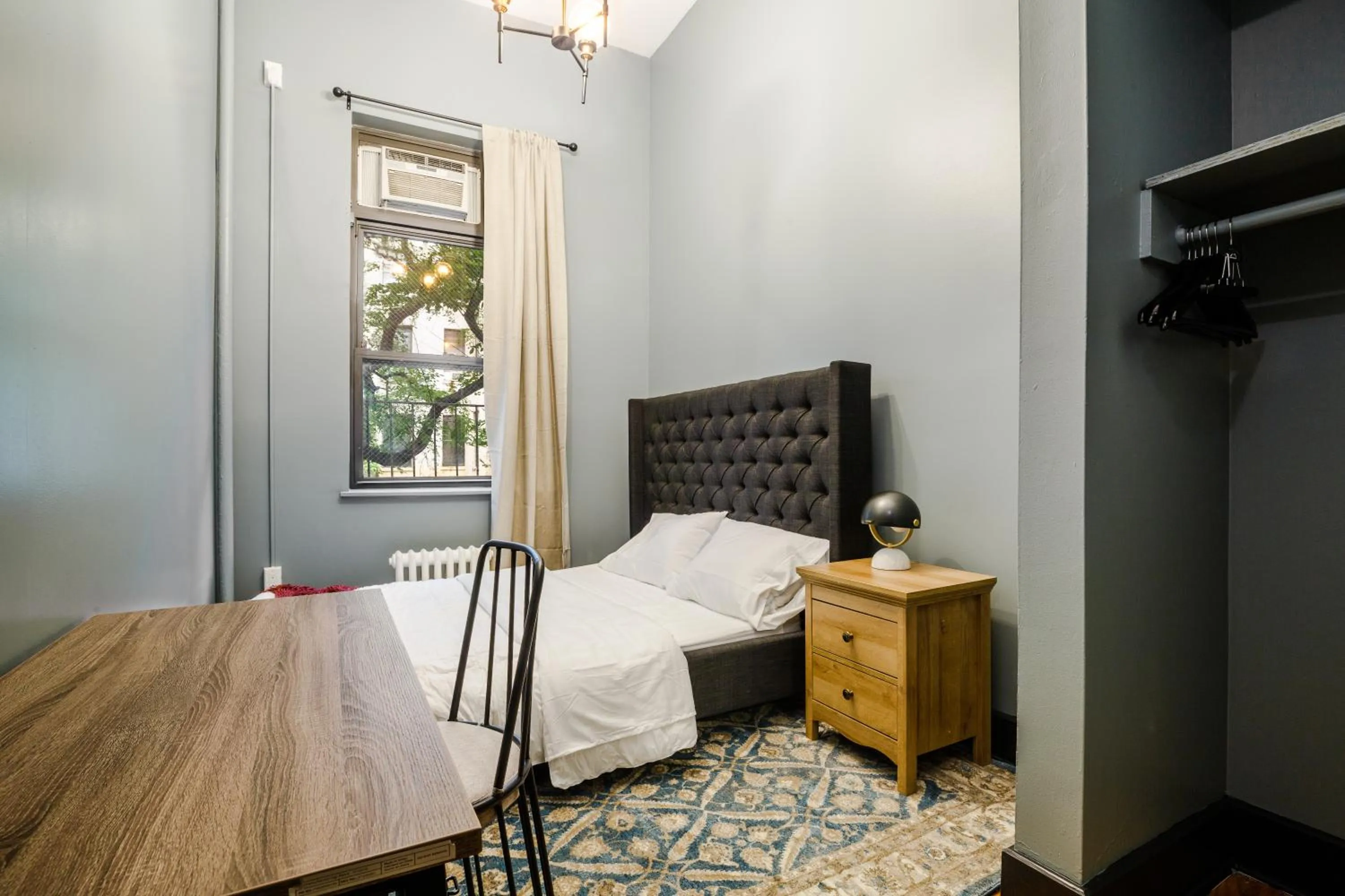 Photo of the whole room, Bed in Lamartine Chelsea