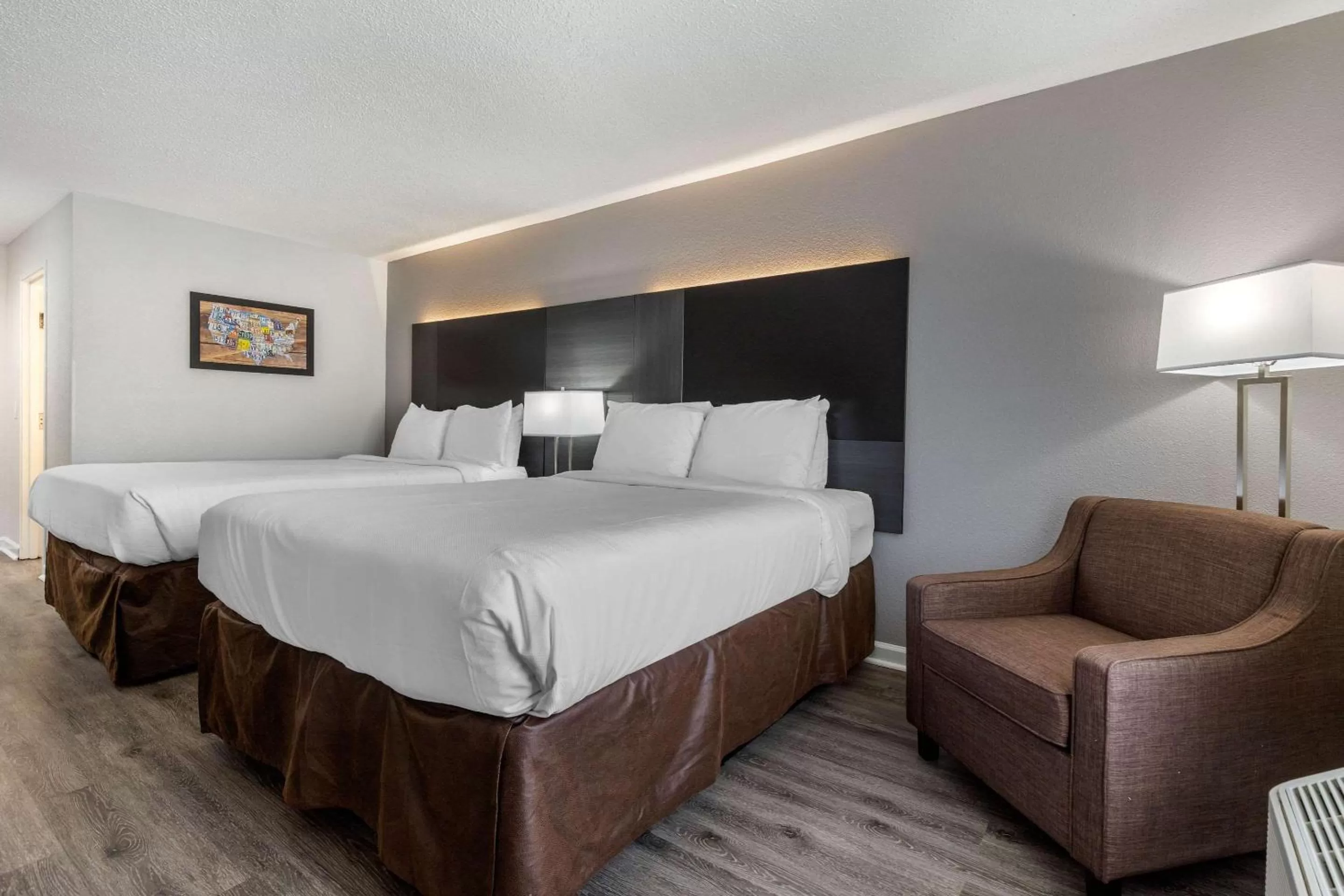 Photo of the whole room, Bed in Econo Lodge at the University