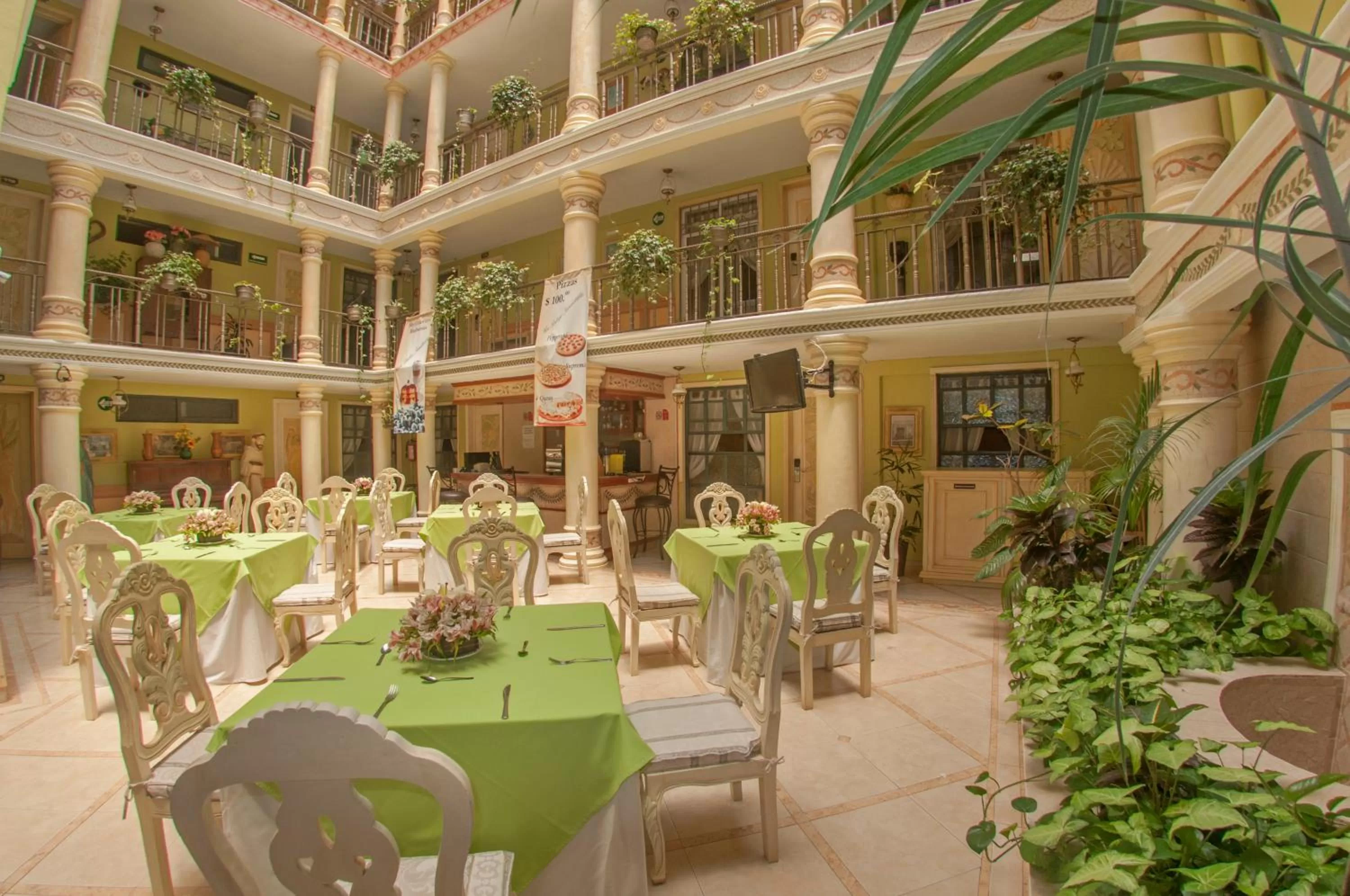 Restaurant/places to eat in Villa las Margaritas Plaza Cristal