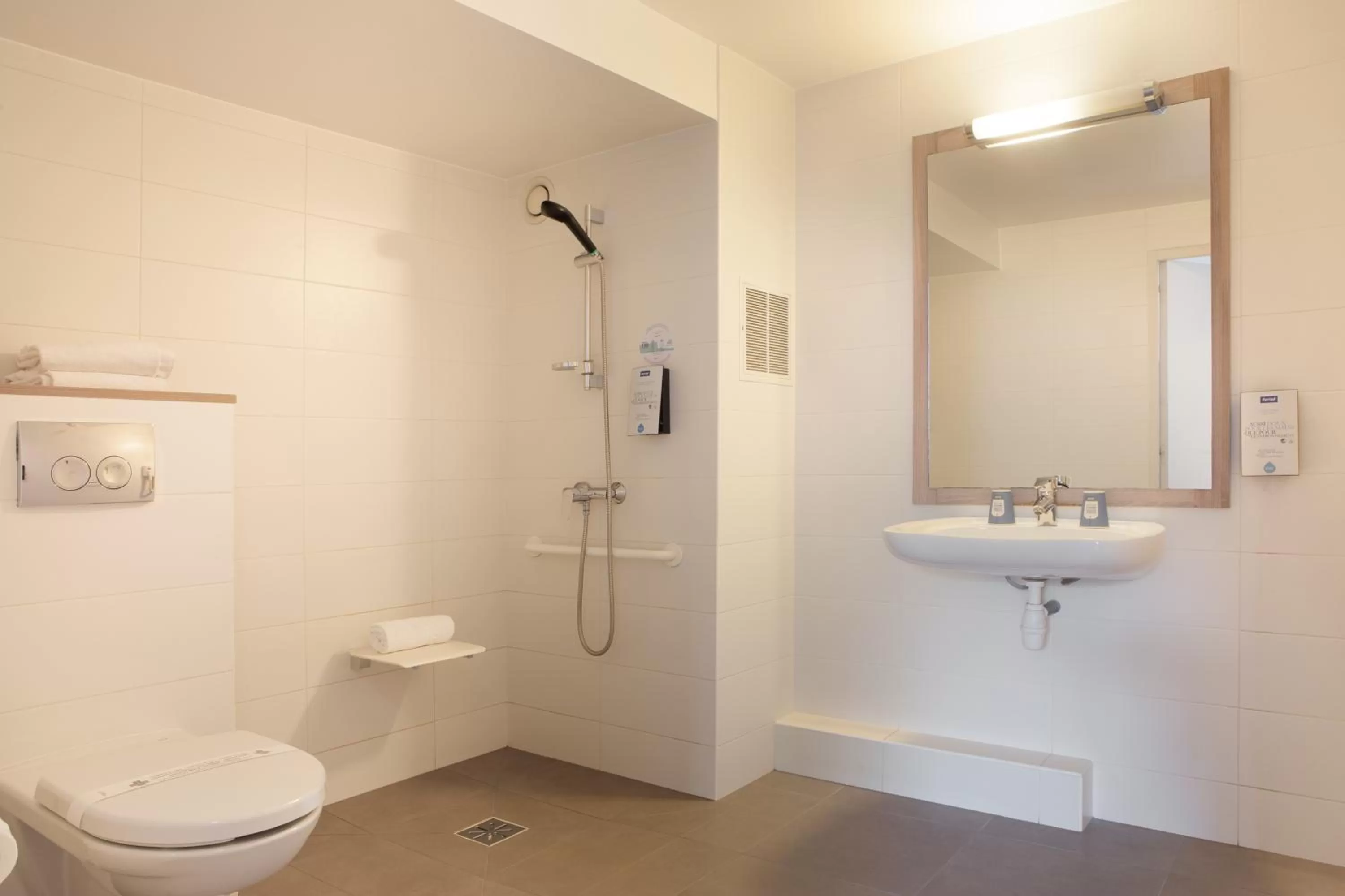 Bathroom in Kyriad Paris Est - Bois de Vincennes