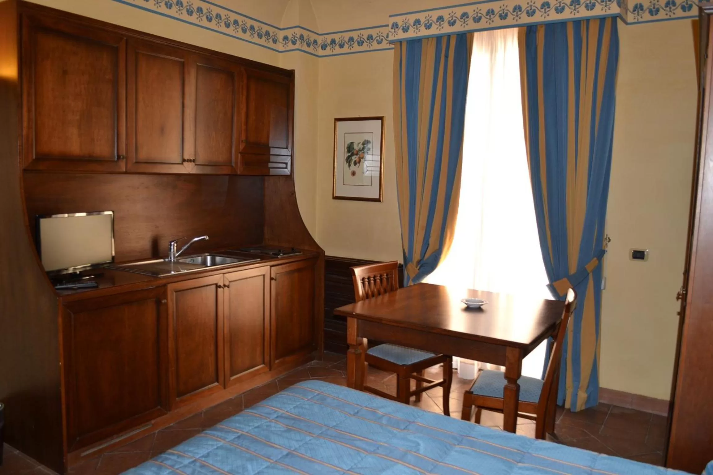 Kitchen or kitchenette, Bed in Hotel La Ville