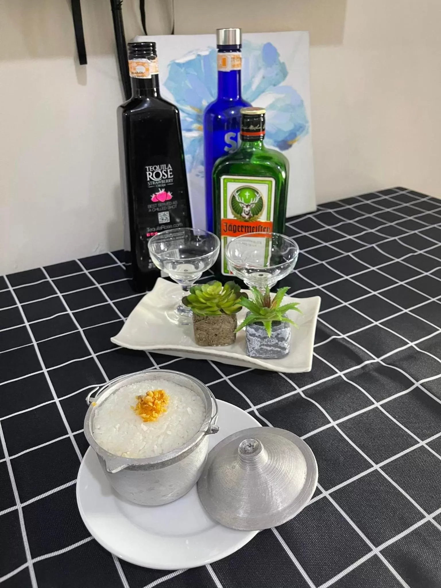 Dining area in Green Residences Stays by PBYY