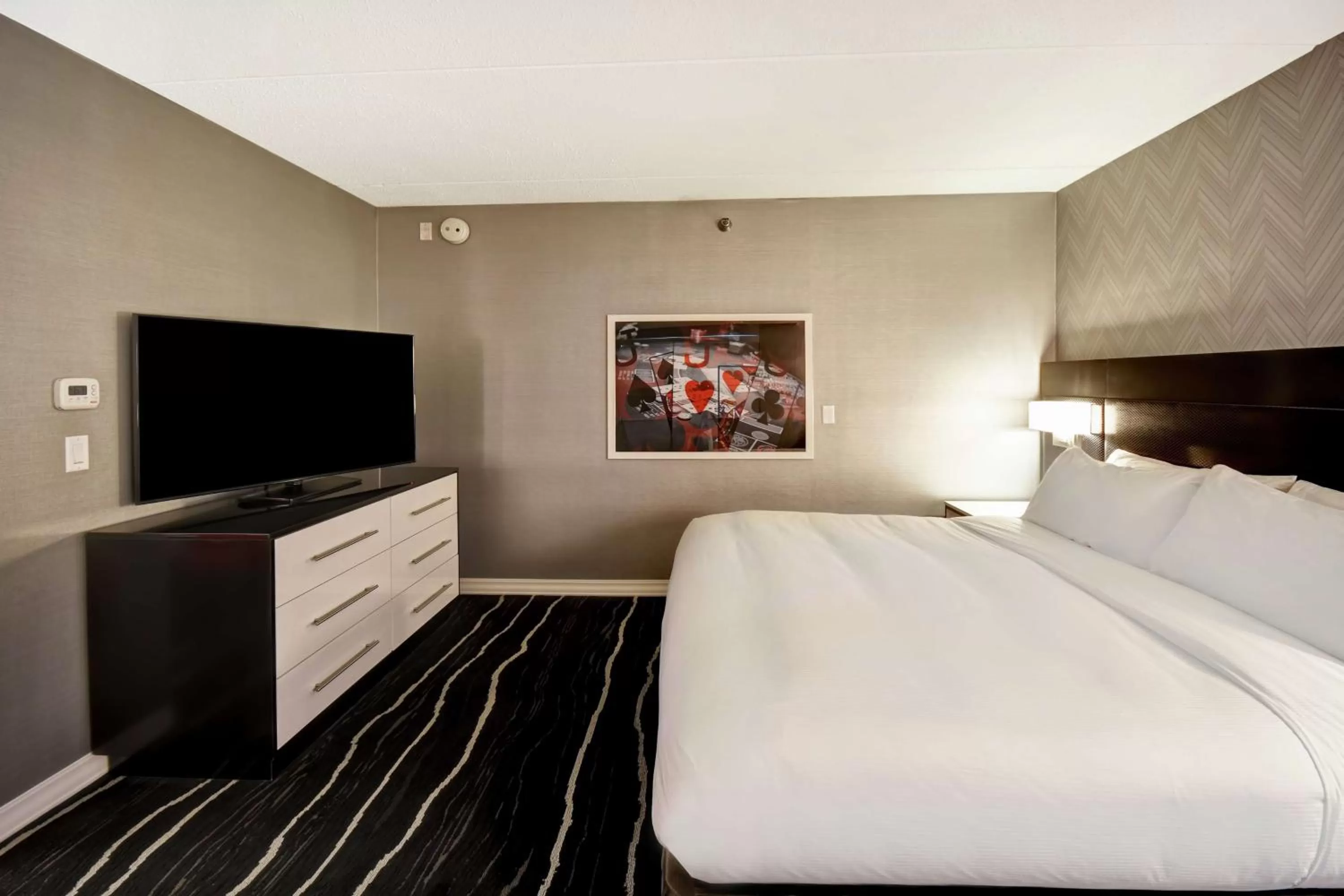 Bedroom, Bed in DoubleTree by Hilton Deadwood at Cadillac Jack's