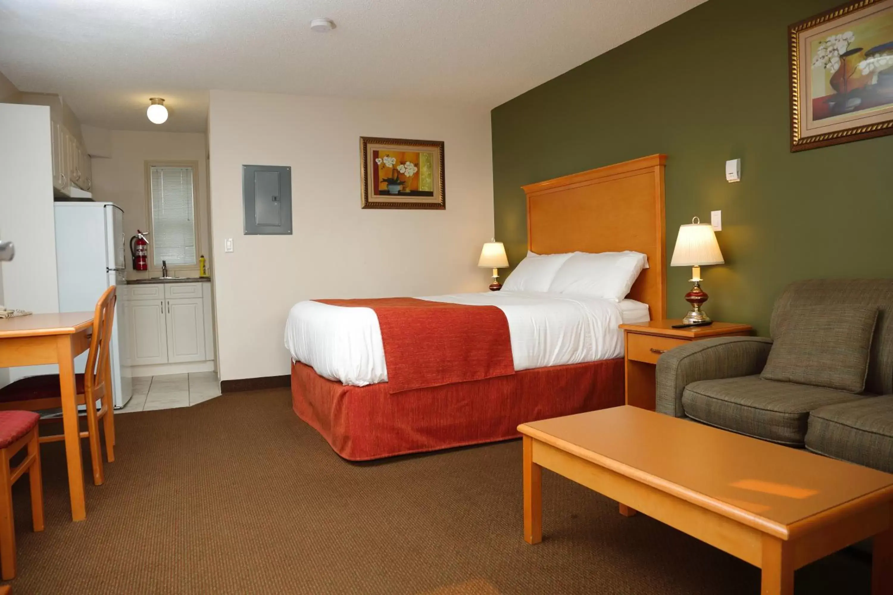 Queen Room with Kitchenette in Chateau Motel Queen Room with Kitchenette in Chateau Motel