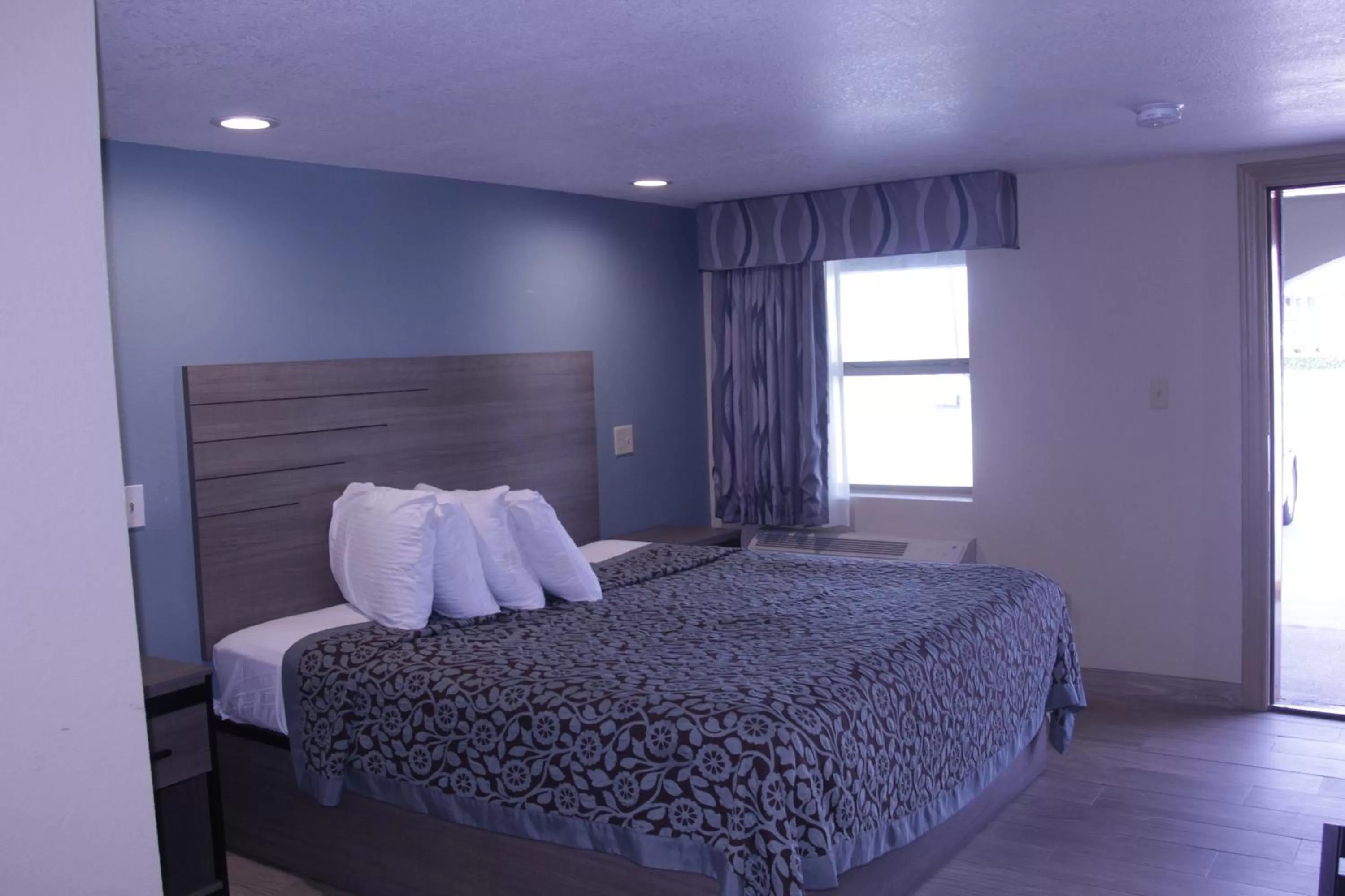 Bed in Americas Best Value Inn Port Aransas