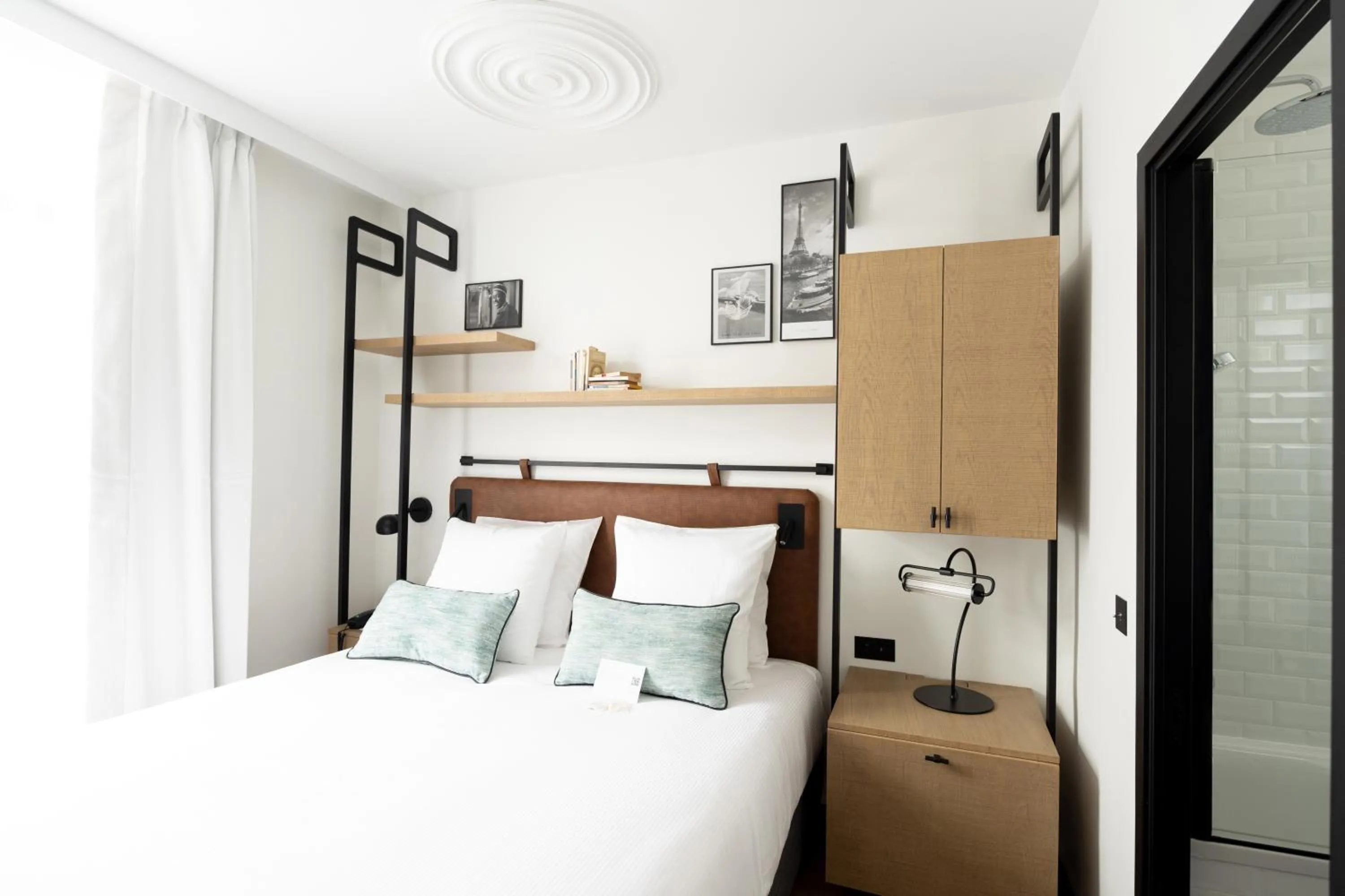 Bed in Esteem Tour Eiffel