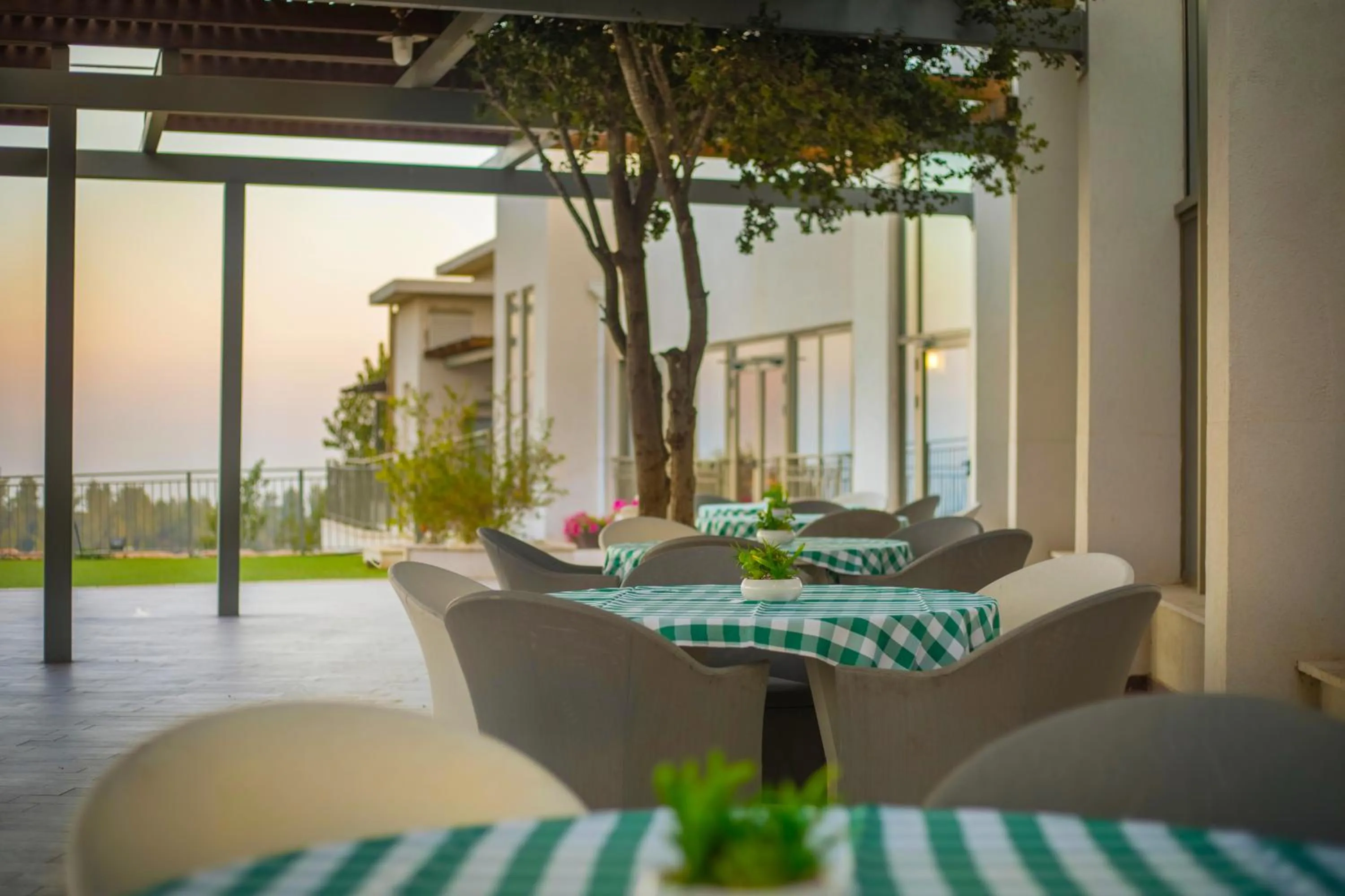 Restaurant/places to eat in C Hotel Neve Ilan