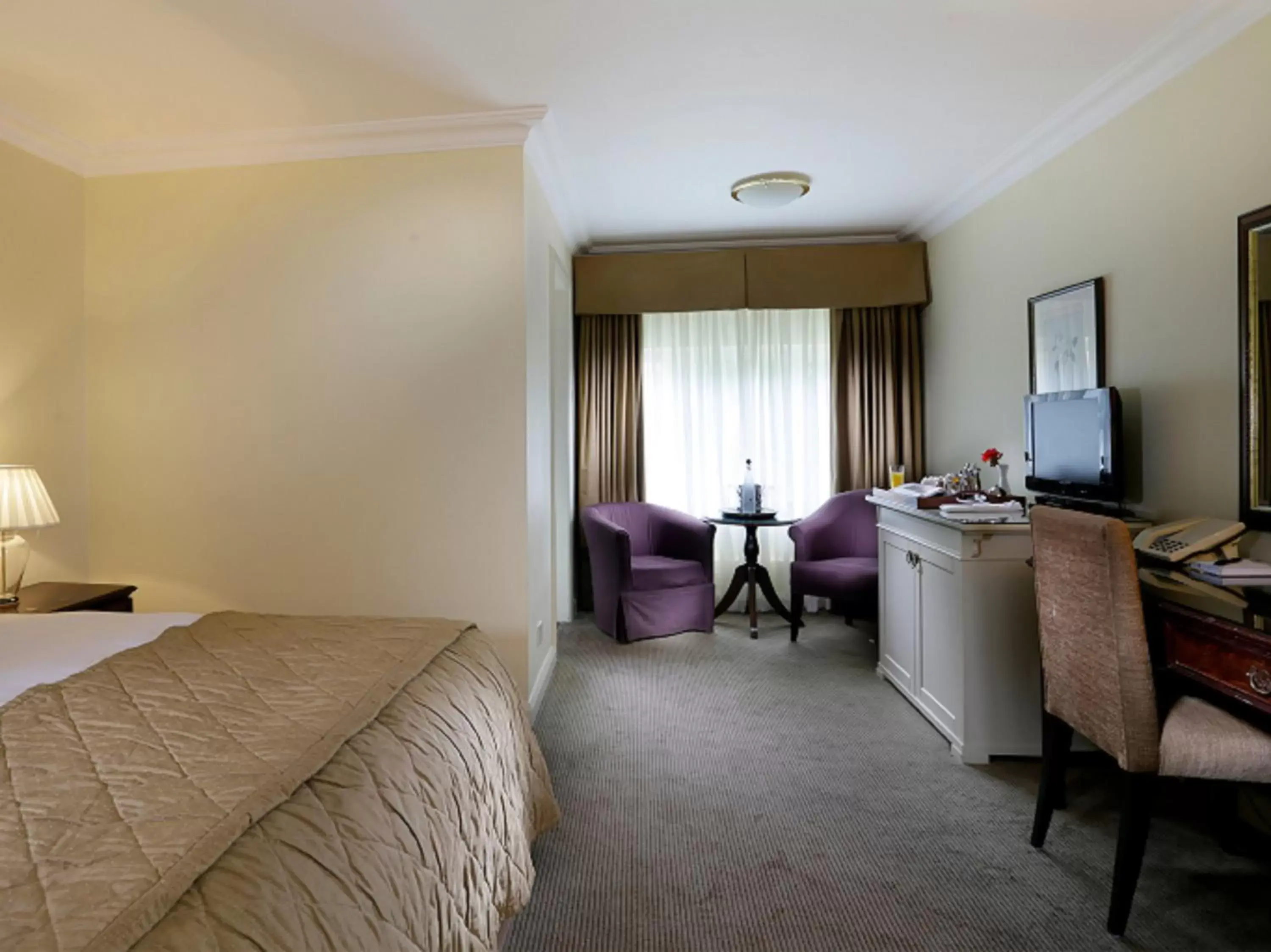 Standard King Room in Macdonald Alveston Manor Hotel & Spa Standard King Room in Macdonald Alveston Manor Hotel & Spa