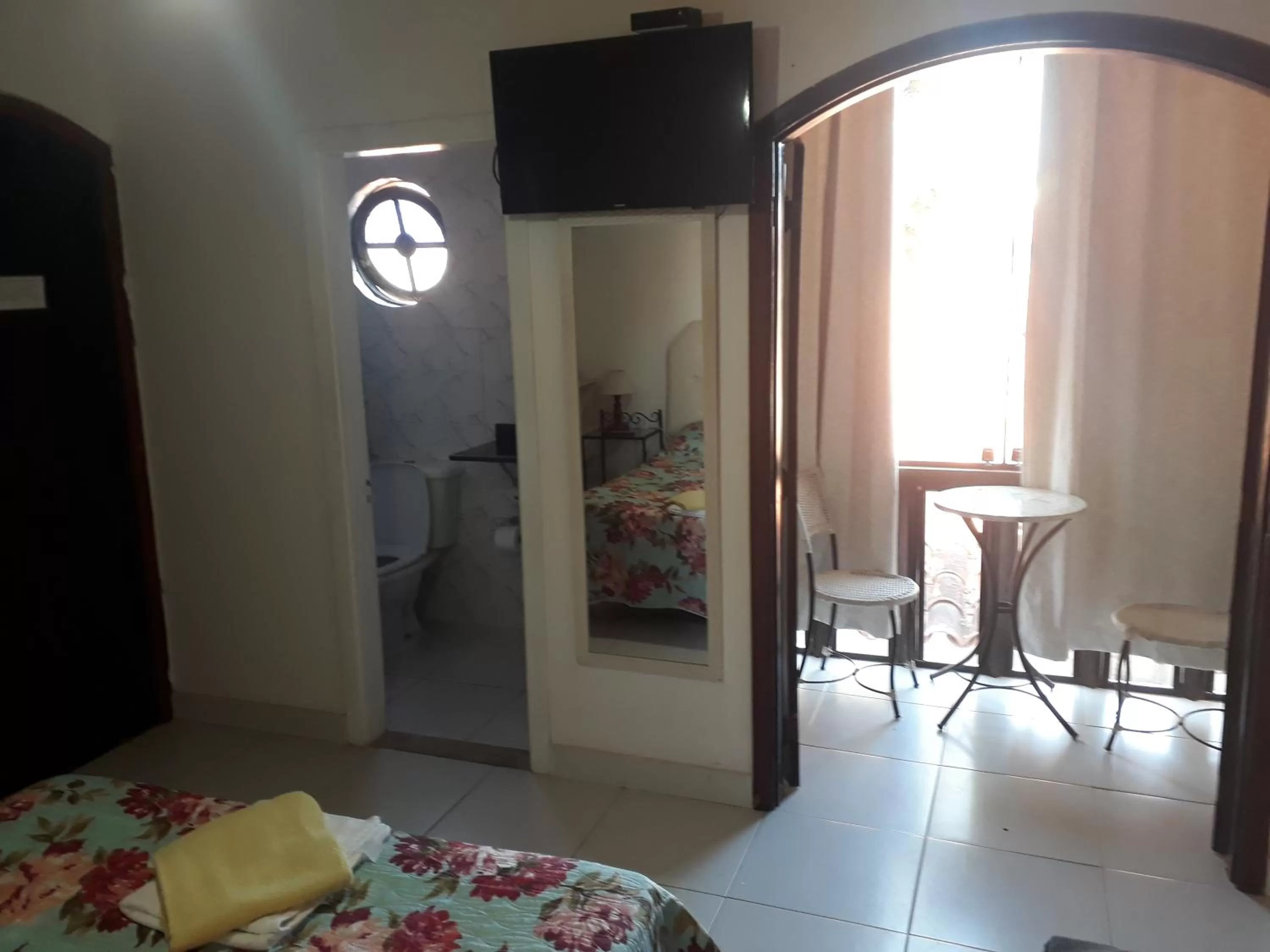 Bathroom, TV/Entertainment Center in Pousada L'étage