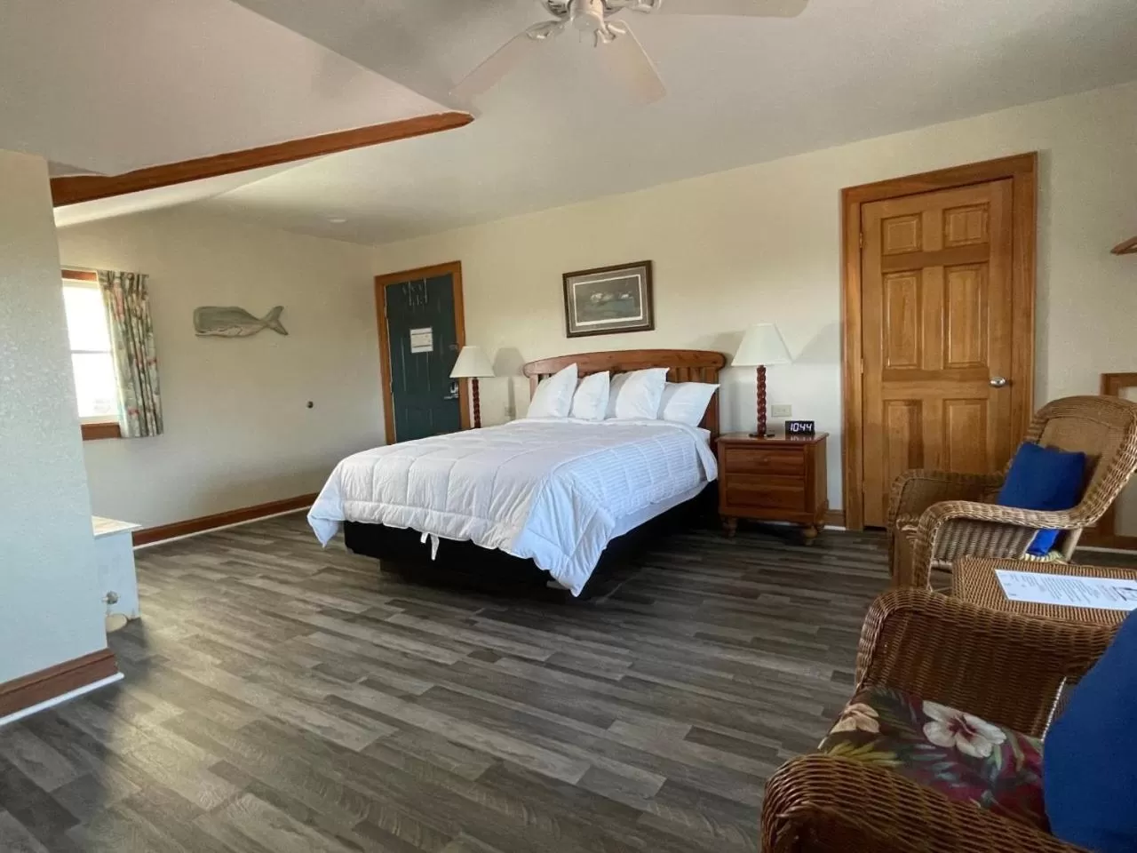 Photo of the whole room, Bed in Pony Island Inn