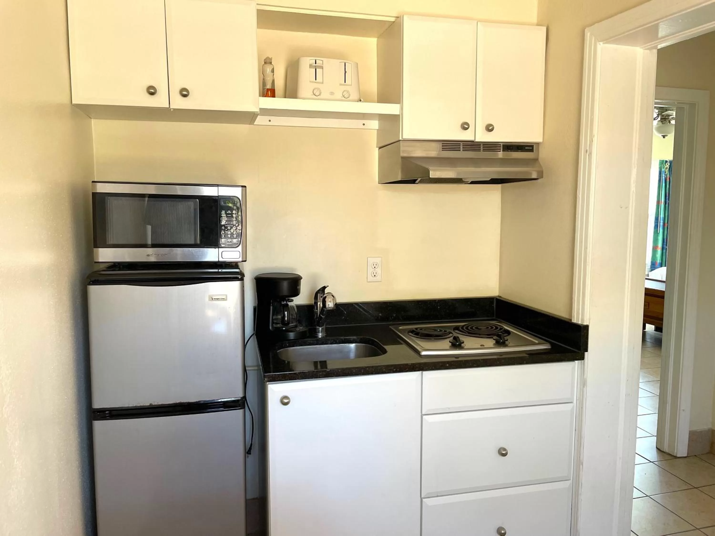 Kitchen or kitchenette in Magic Beach Motel - Vilano Beach, Saint Augustine