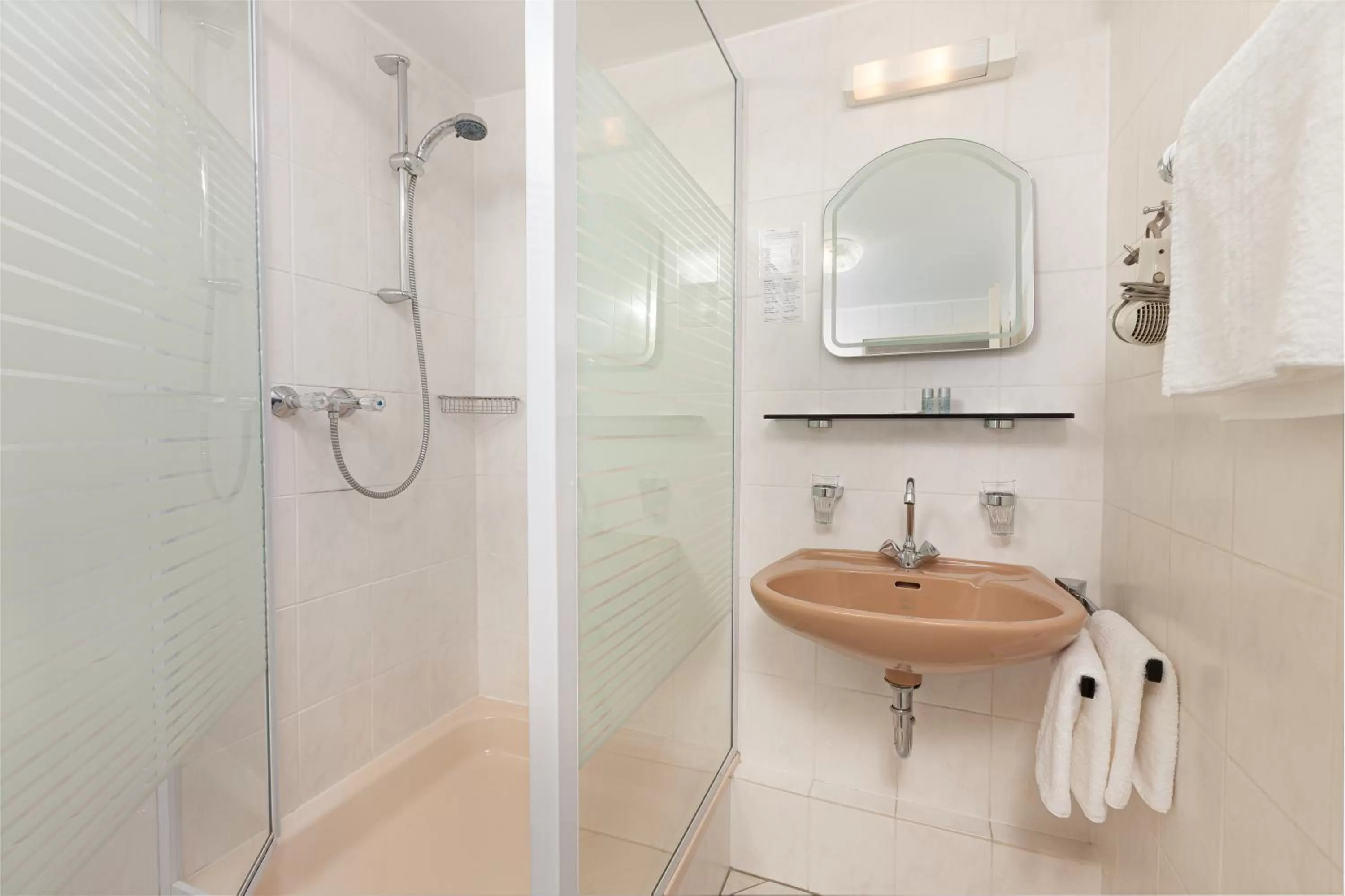 Shower in Hotel Landgasthof Hölzer