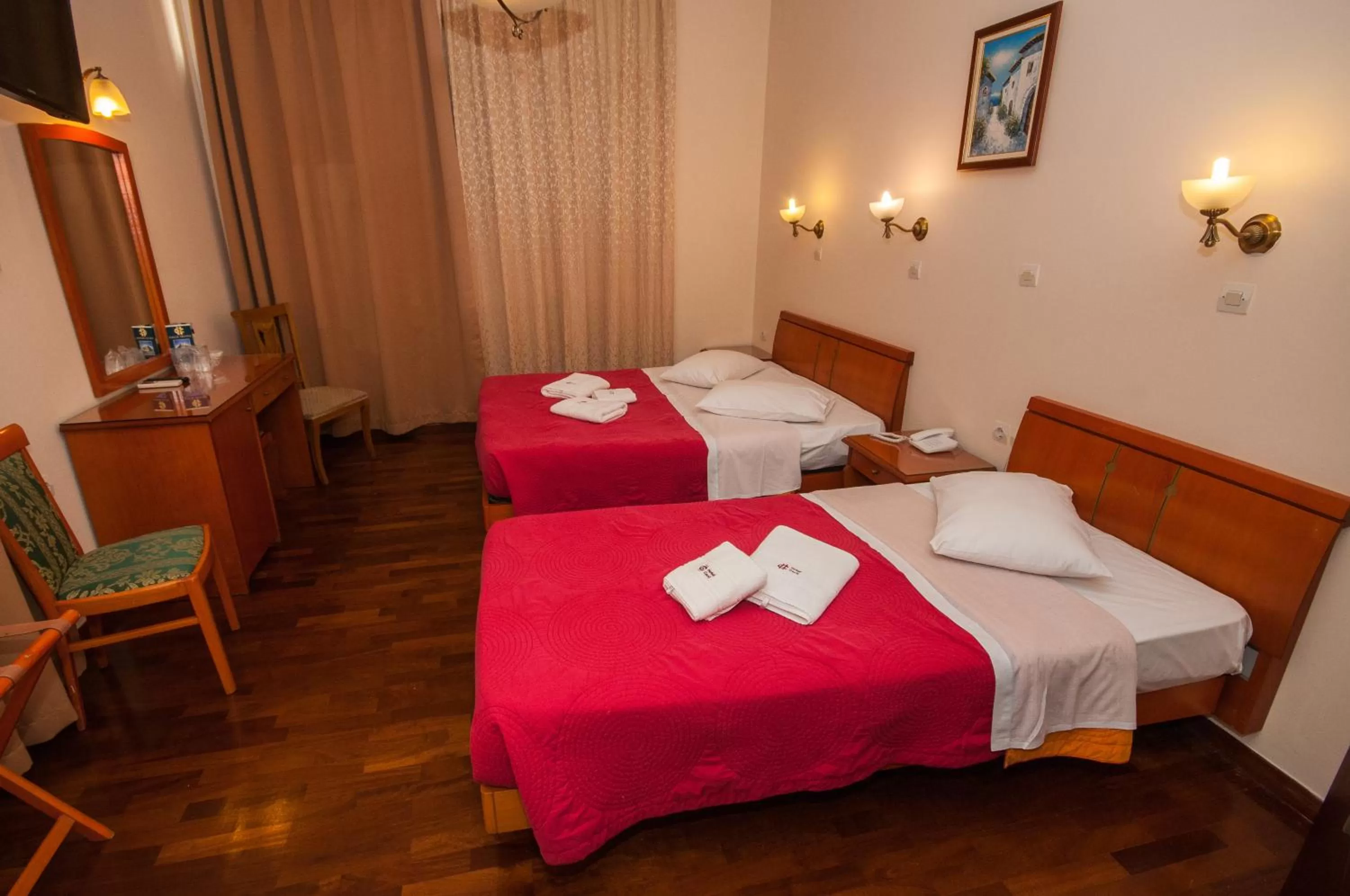 Photo of the whole room, Bed in Cecil Hotel