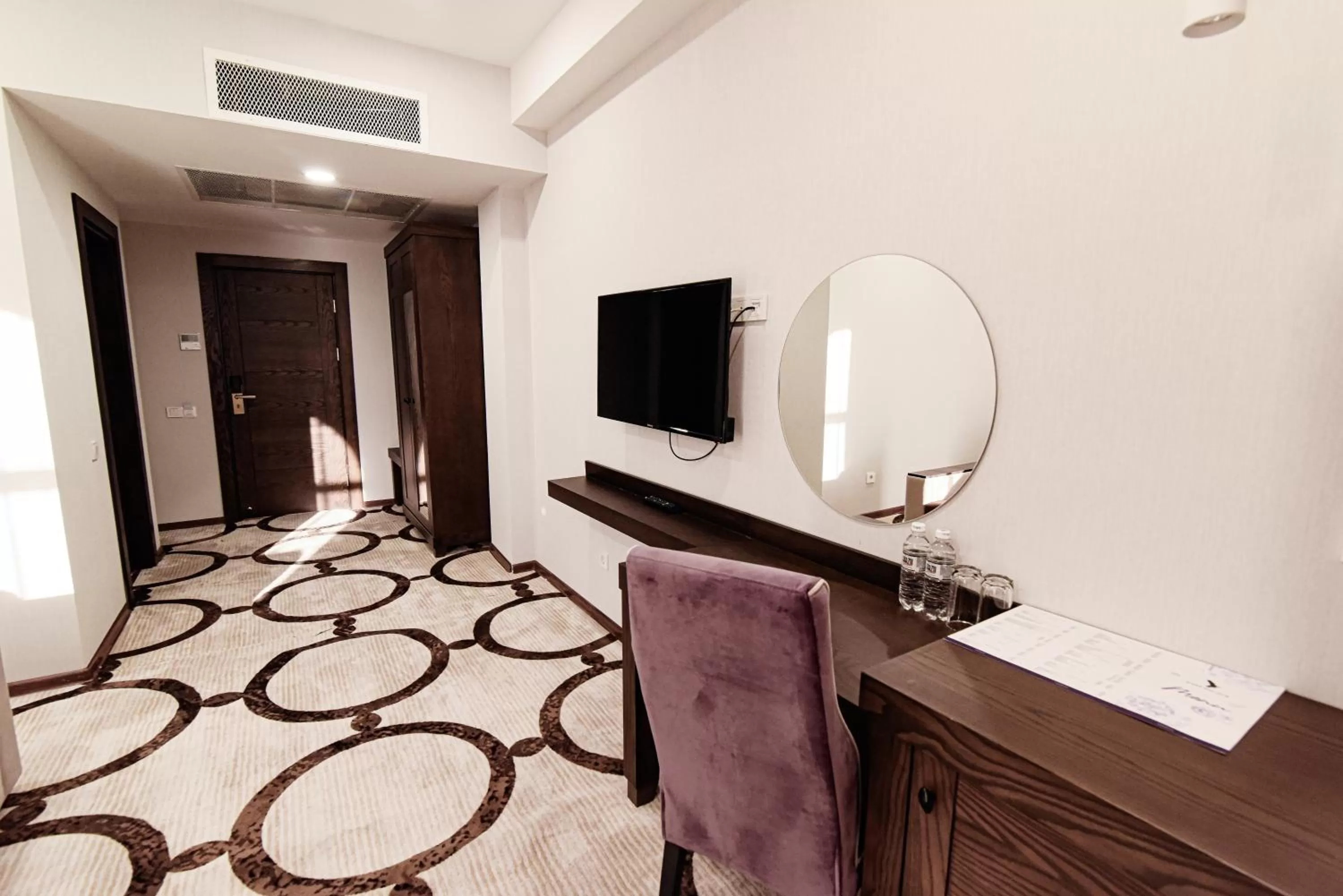 Communal lounge/ TV room, TV/Entertainment Center in East Palace Hotel