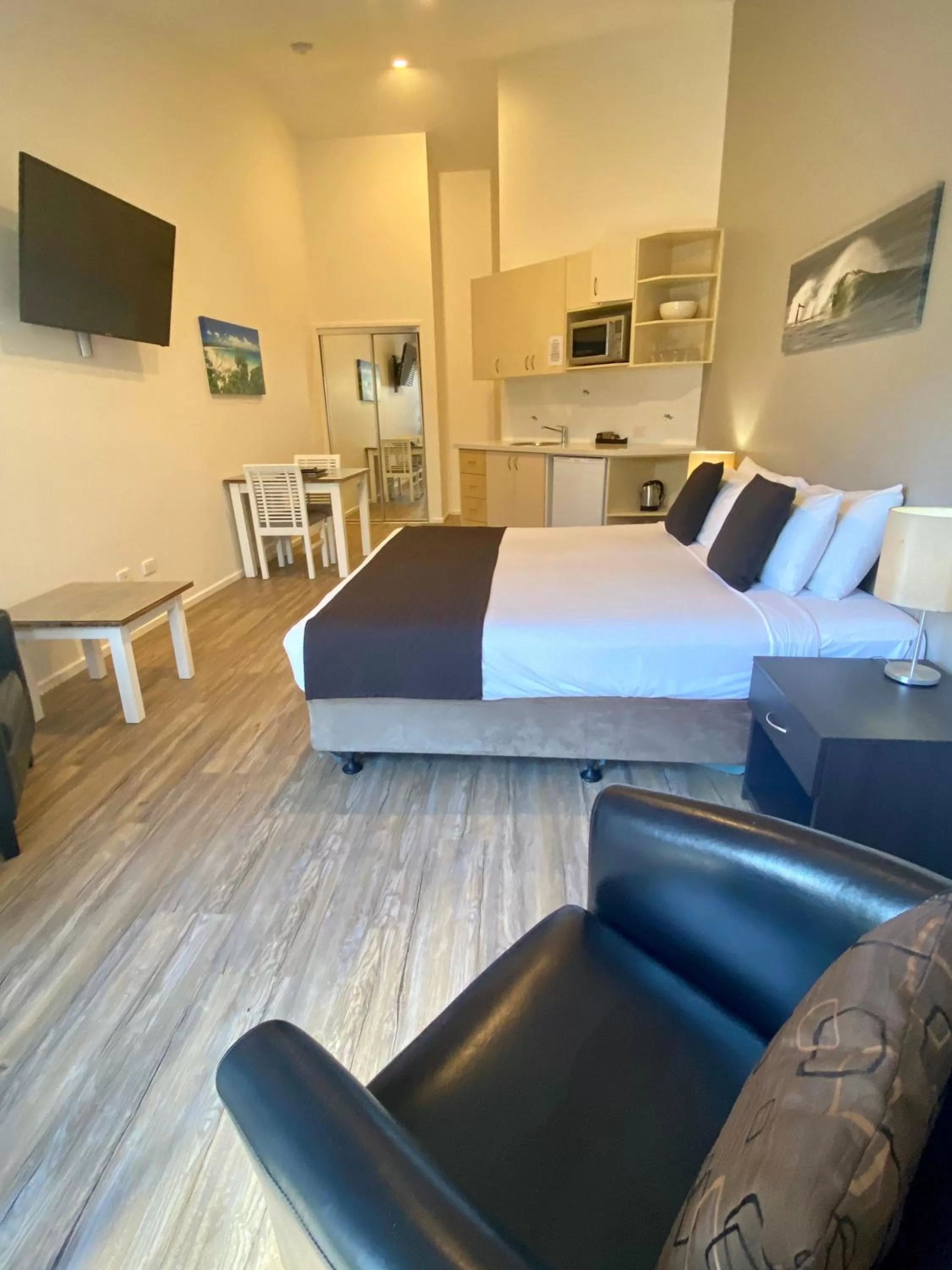 Photo of the whole room, Bed in The Byron Beachcomber