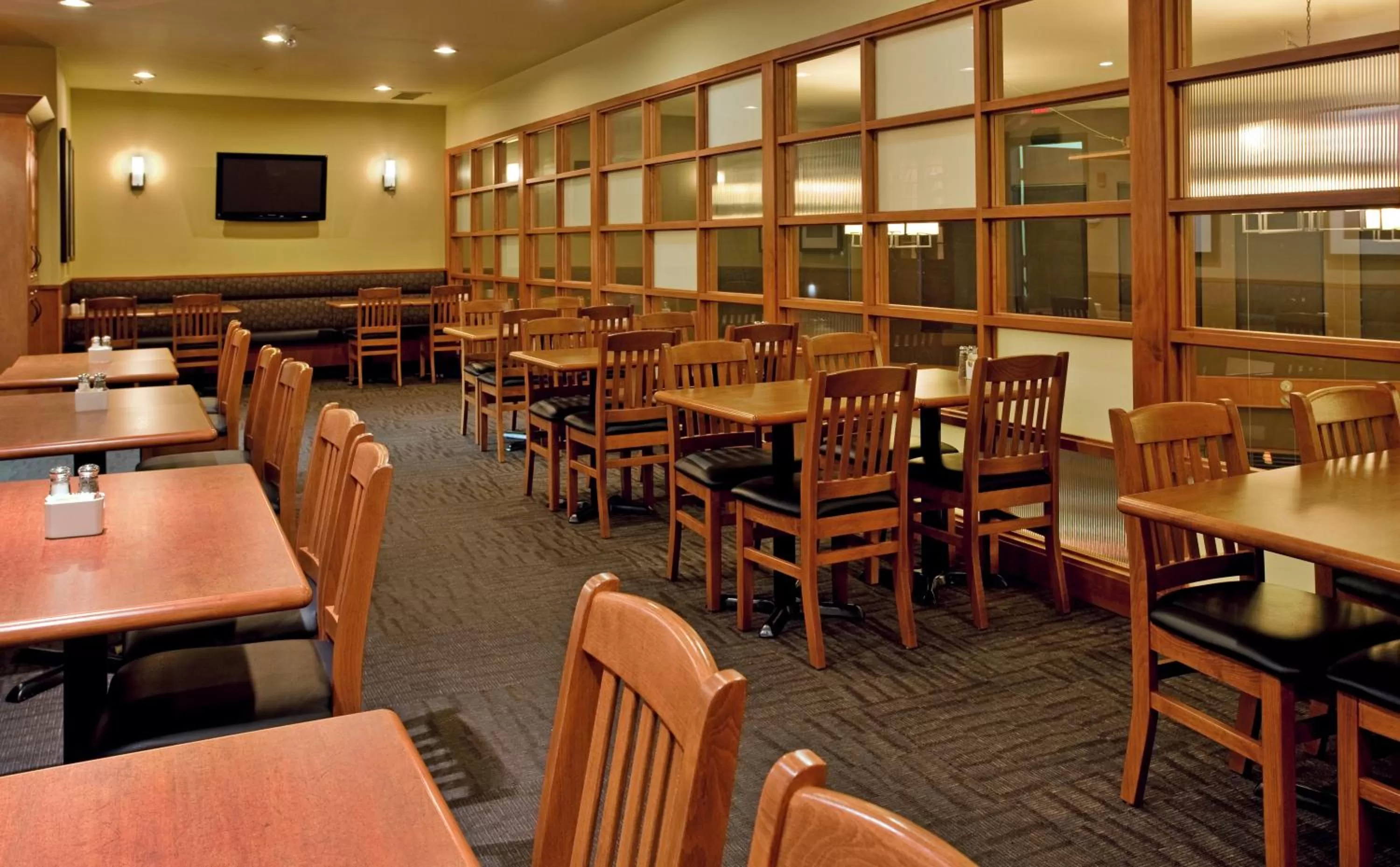 Restaurant/places to eat in Holiday Inn Hotel and Suites-Kamloops by IHG