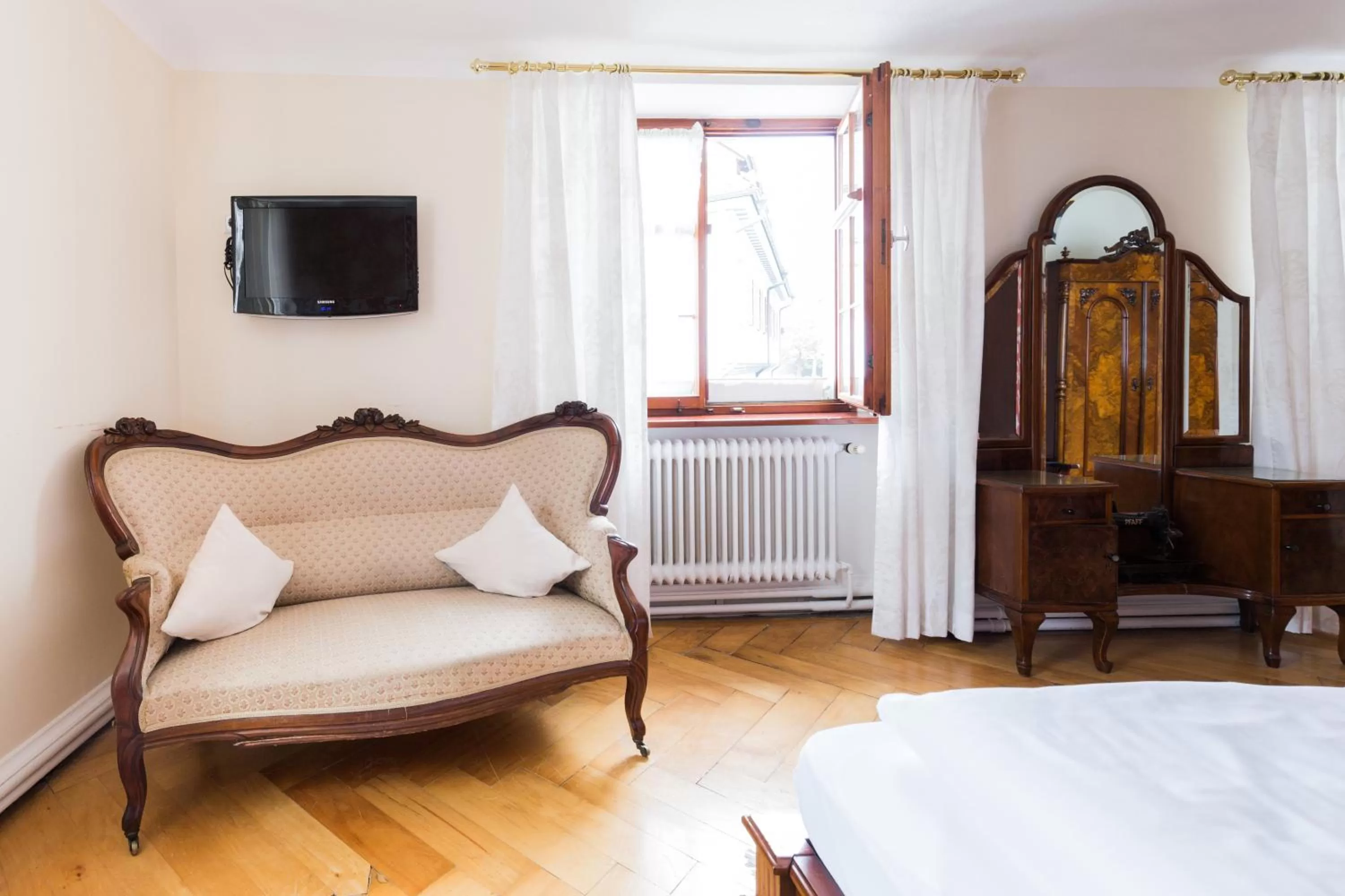 TV and multimedia, Bed in Hotel Löwen-Weinstube