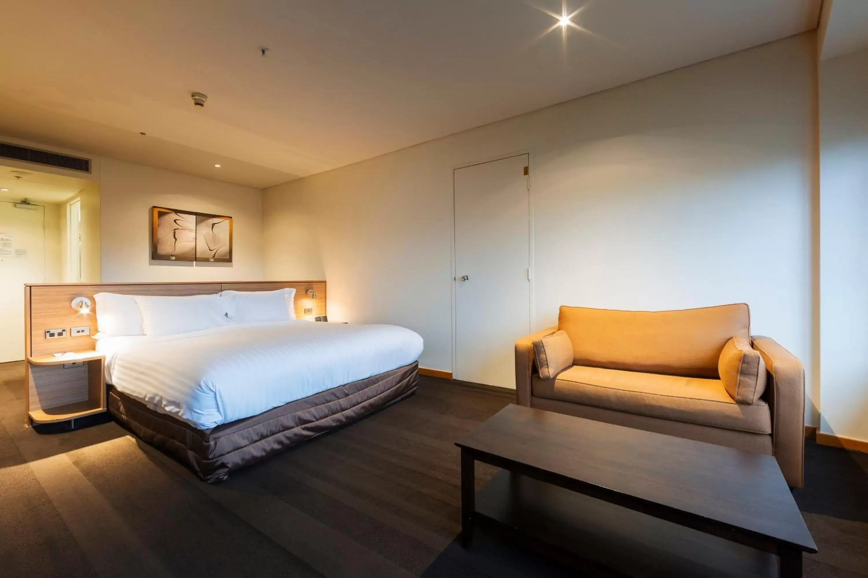 Premium King Room in Crowne Plaza Canberra by IHG Premium King Room in Crowne Plaza Canberra by IHG