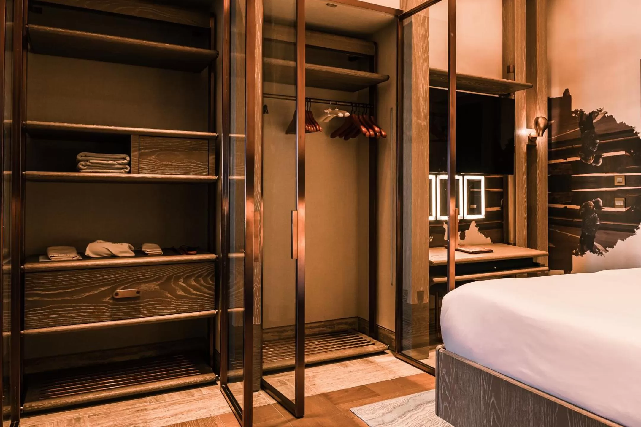 wardrobe, Bed in Iniala Harbour House