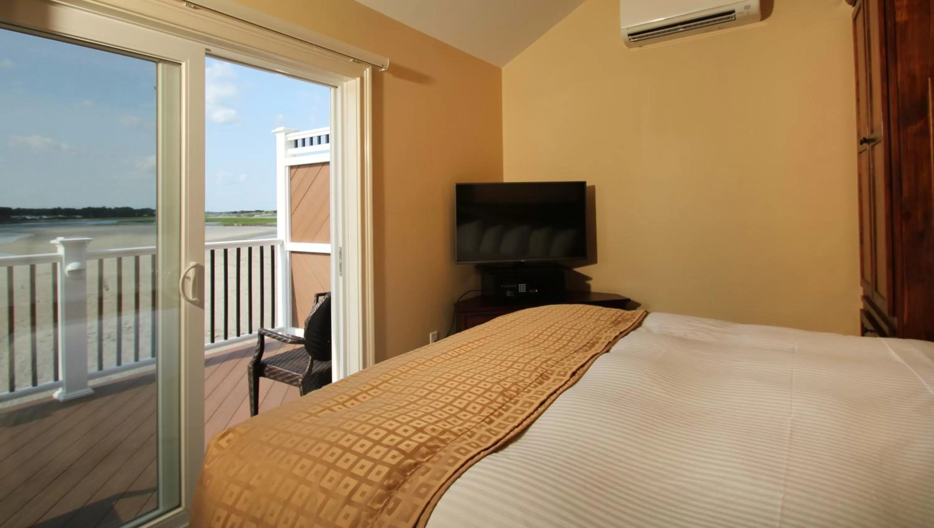 Tidal King Suite in Norseman Resort on the Beach