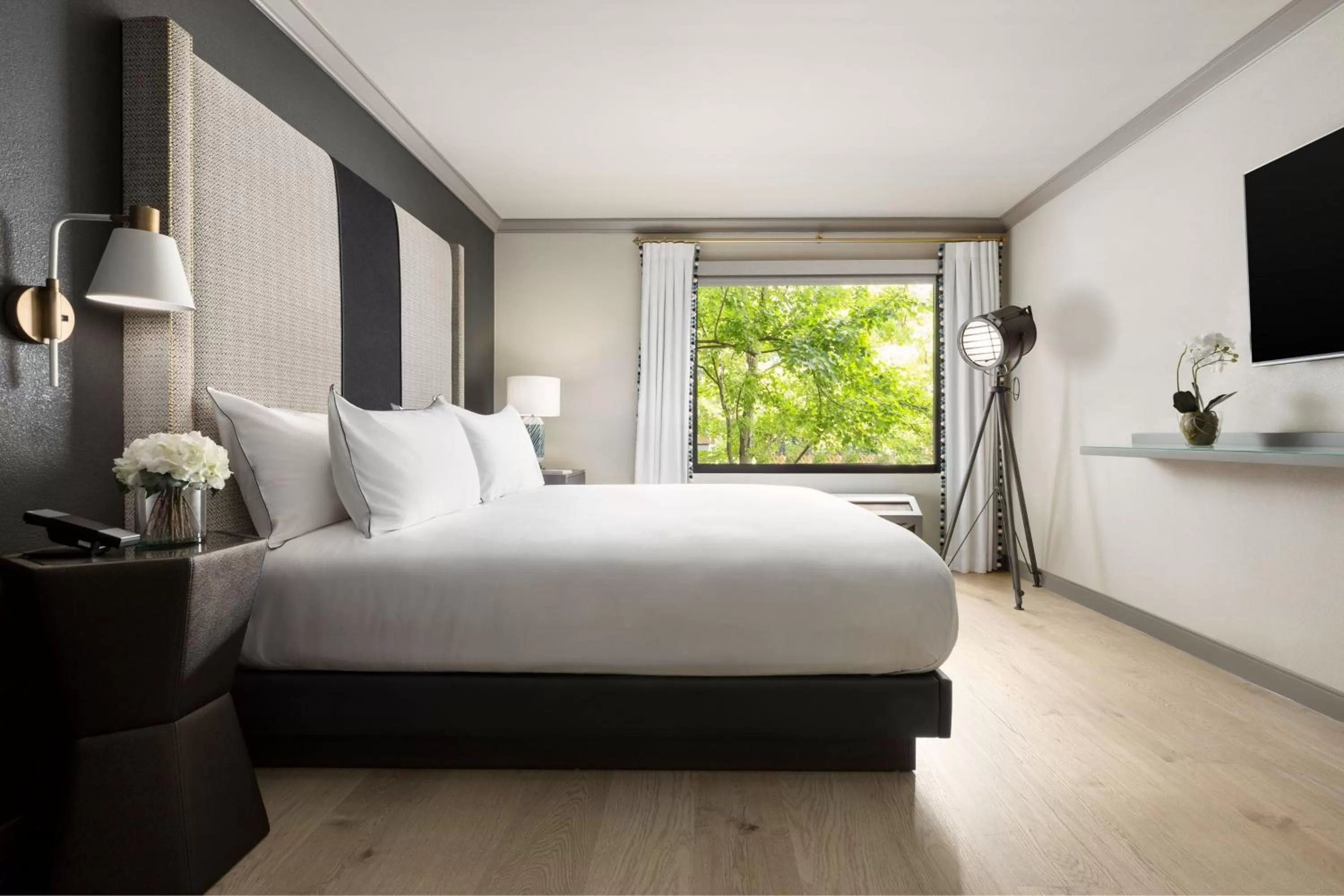 Bed in The Burgess Hotel, Atlanta, a Tribute Portfolio Hotel