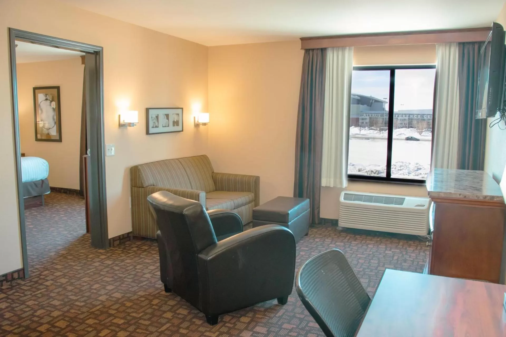TV and multimedia in Grand Forks Lodge and Suites