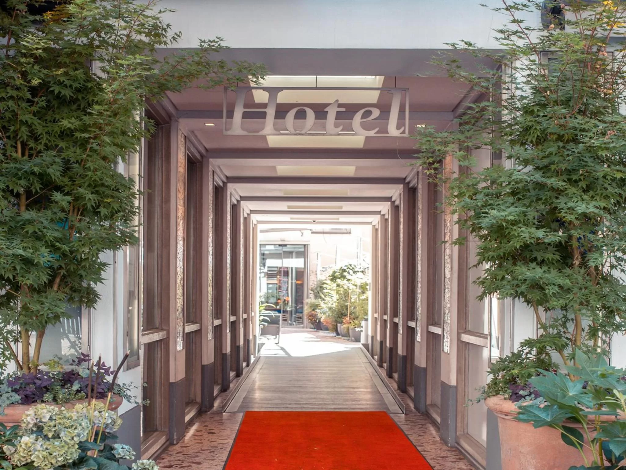 Facade/entrance in Hotel Bleibtreu Berlin by Golden Tulip