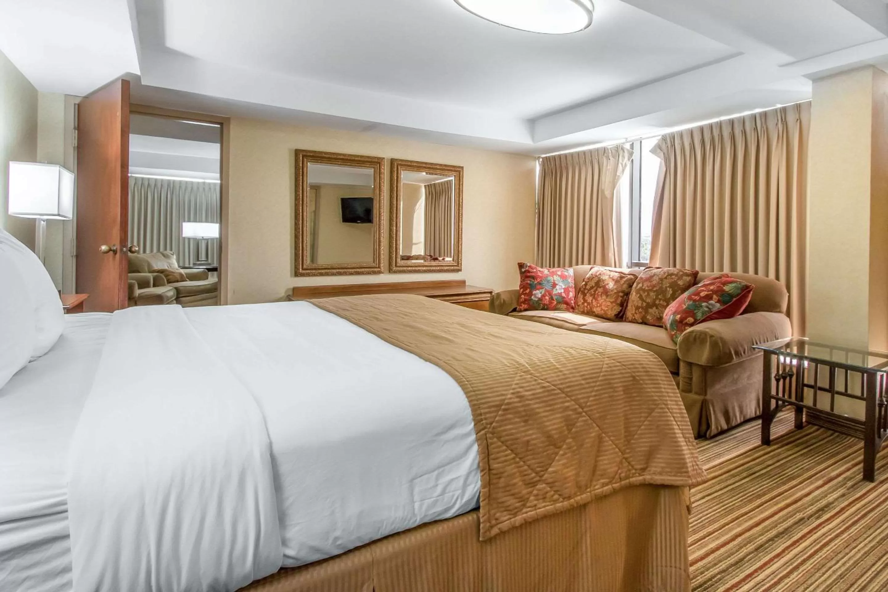 Photo of the whole room in Clarion Hotel Broken Arrow - Tulsa