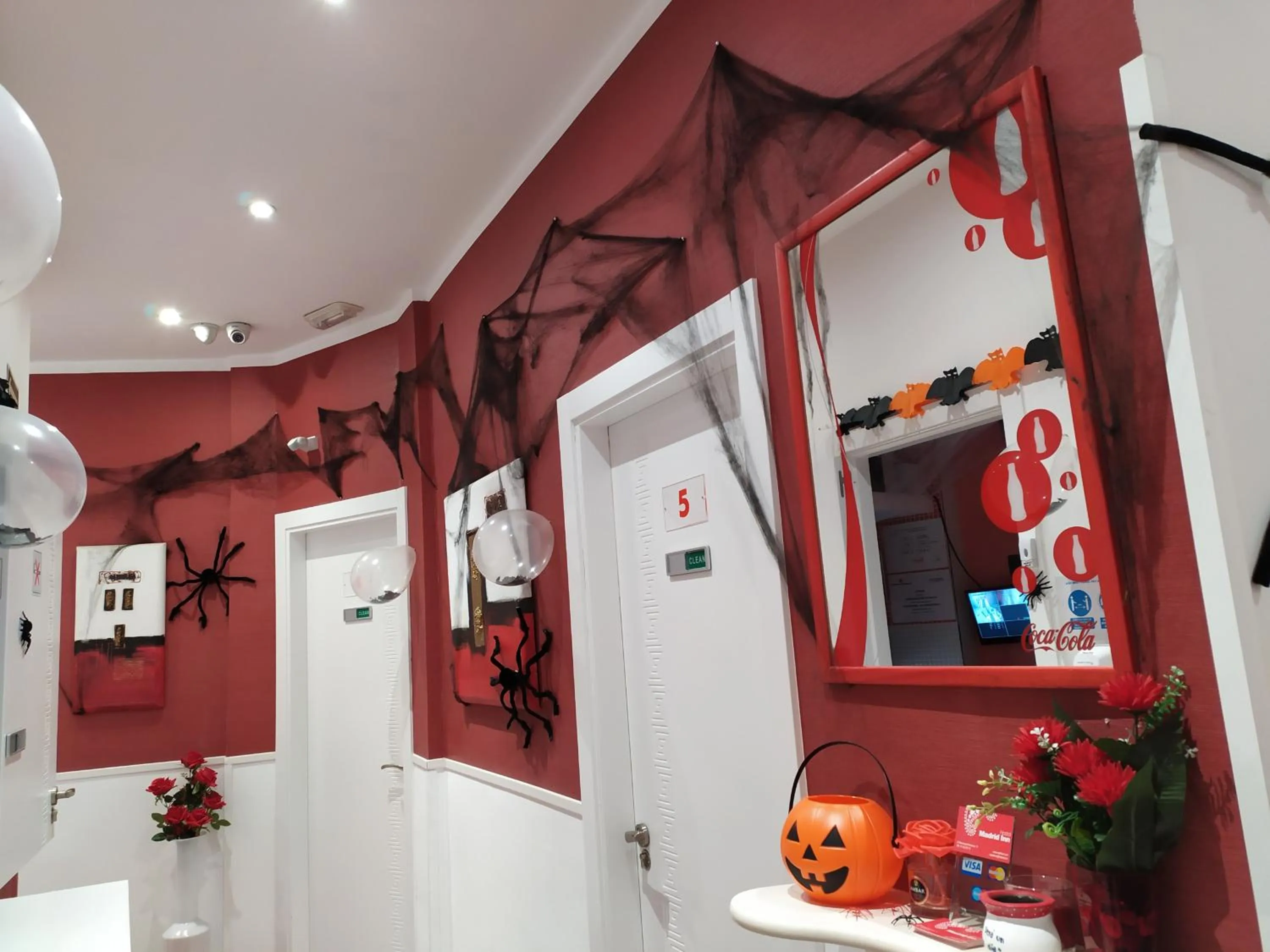 Property building in Hostal Inn Madrid