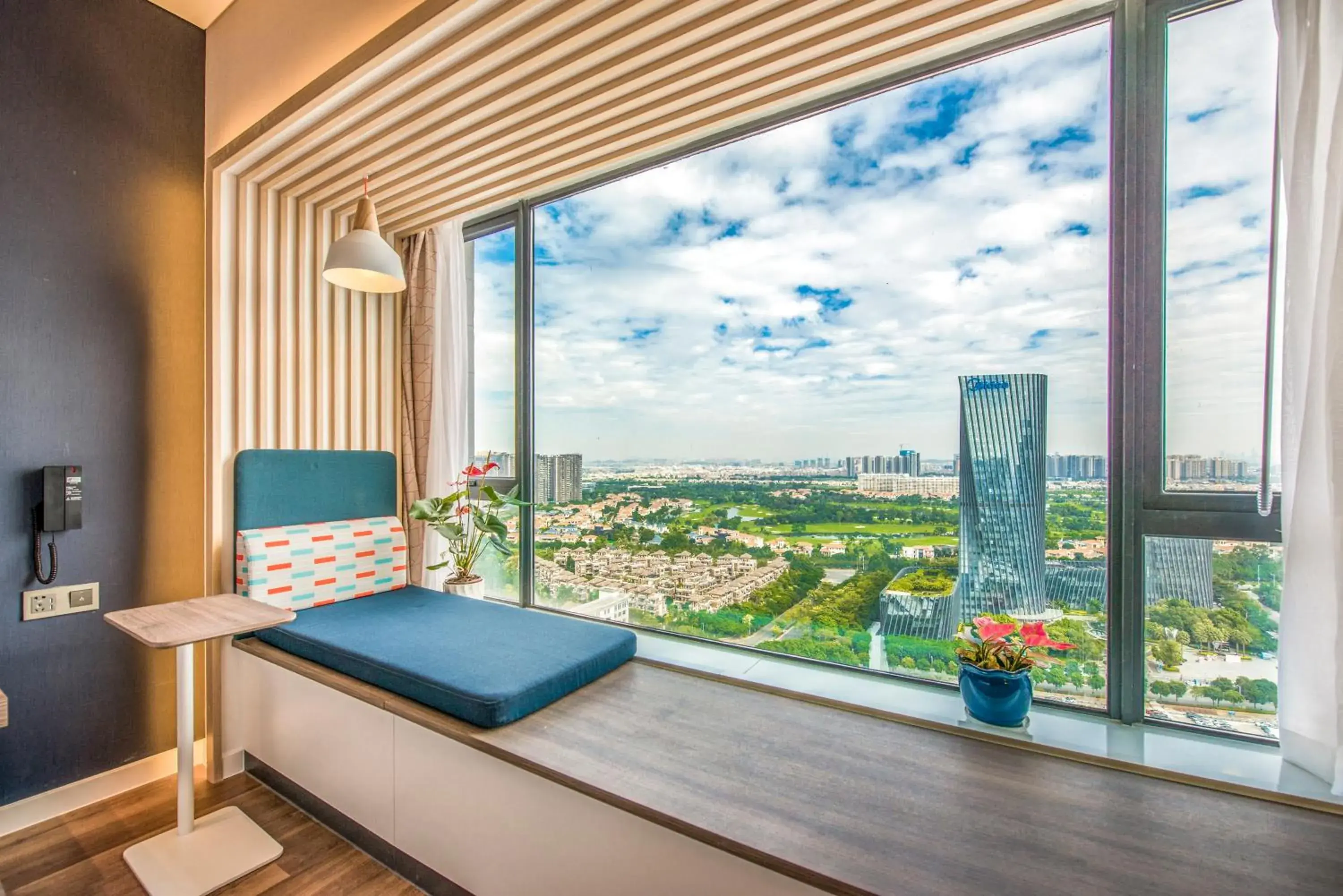 Superior King Room - Non-Smoking in Holiday Inn Express Foshan Beijiao, an IHG Hotel Superior King Room - Non-Smoking in Holiday Inn Express Foshan Beijiao, an IHG Hotel