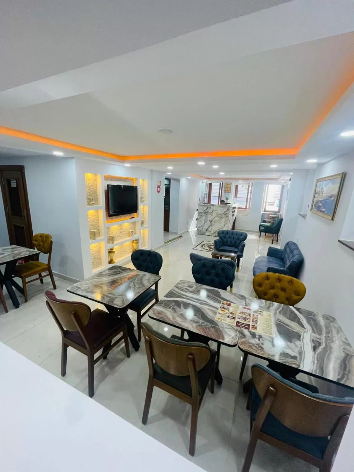 Restaurant/places to eat in Hotel New House