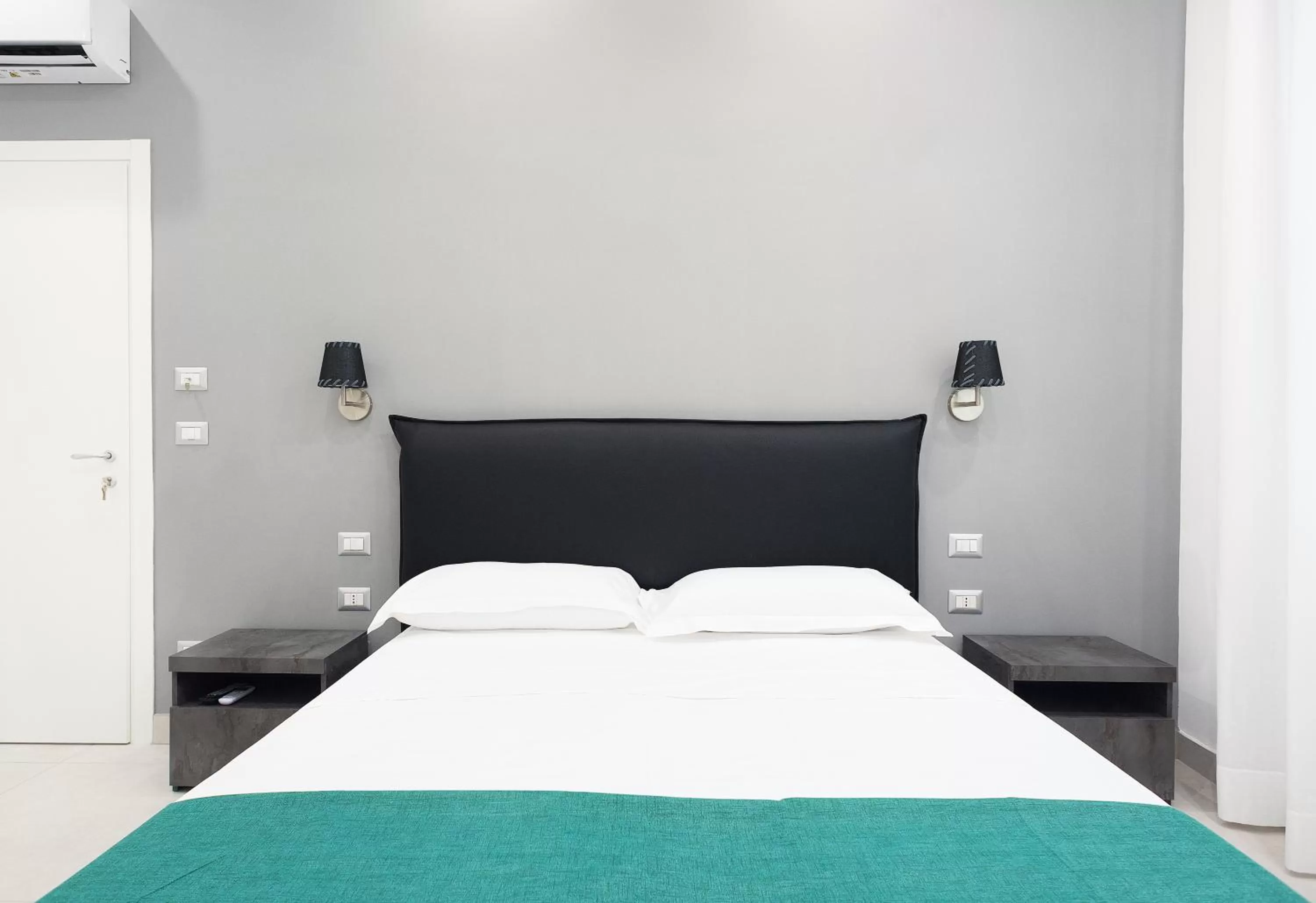 Photo of the whole room, Bed in Toledo in