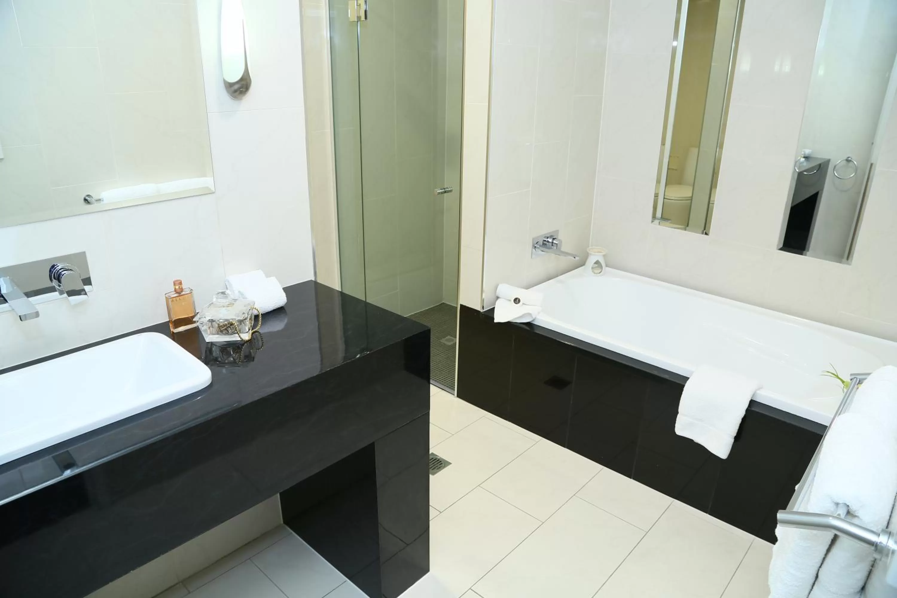 Shower, Bed in Springfield Lakes Boutique Hotel