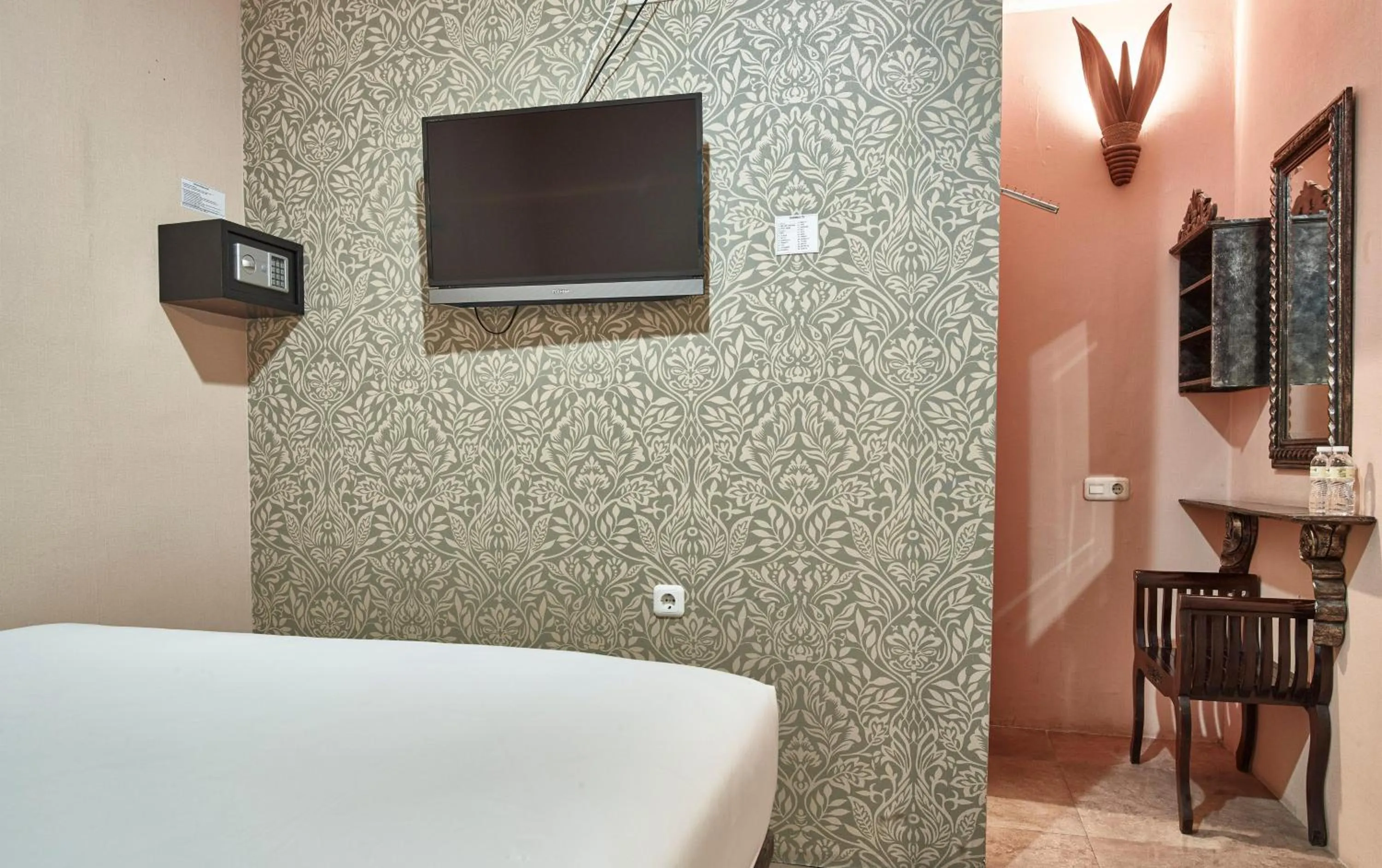 Bedroom, Bed in Twins Hotel