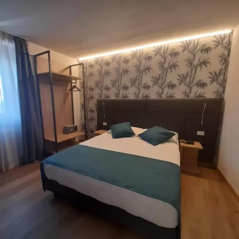 Superior Quadruple Room with Lake View in Bike Hotel Touring Gardone Riviera & Wellness Superior Quadruple Room with Lake View in Bike Hotel Touring Gardone Riviera & Wellness