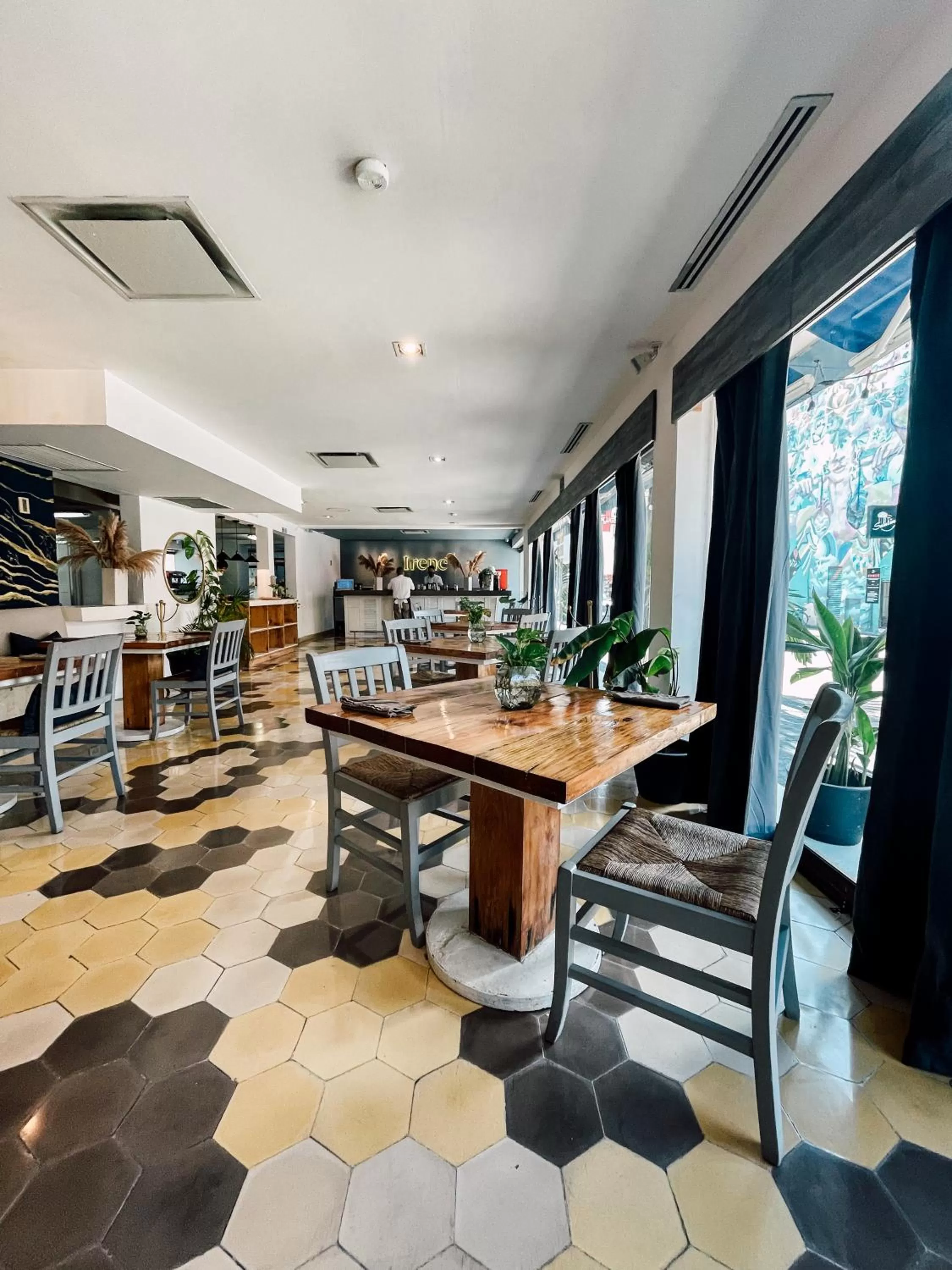 Restaurant/places to eat in Hotel The Palm