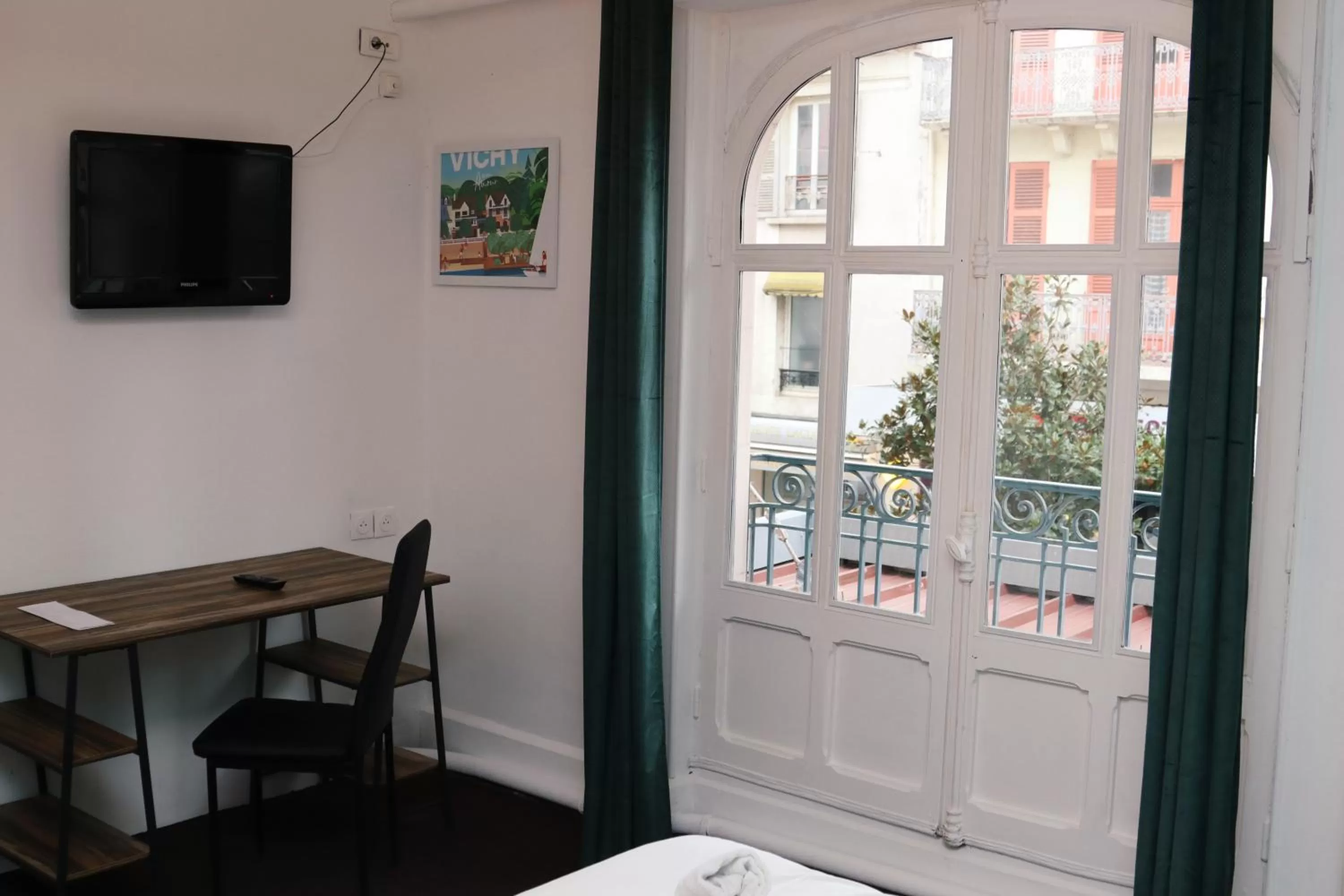 City view, TV/Entertainment Center in Hôtel & Restaurant Le Patio VICHY