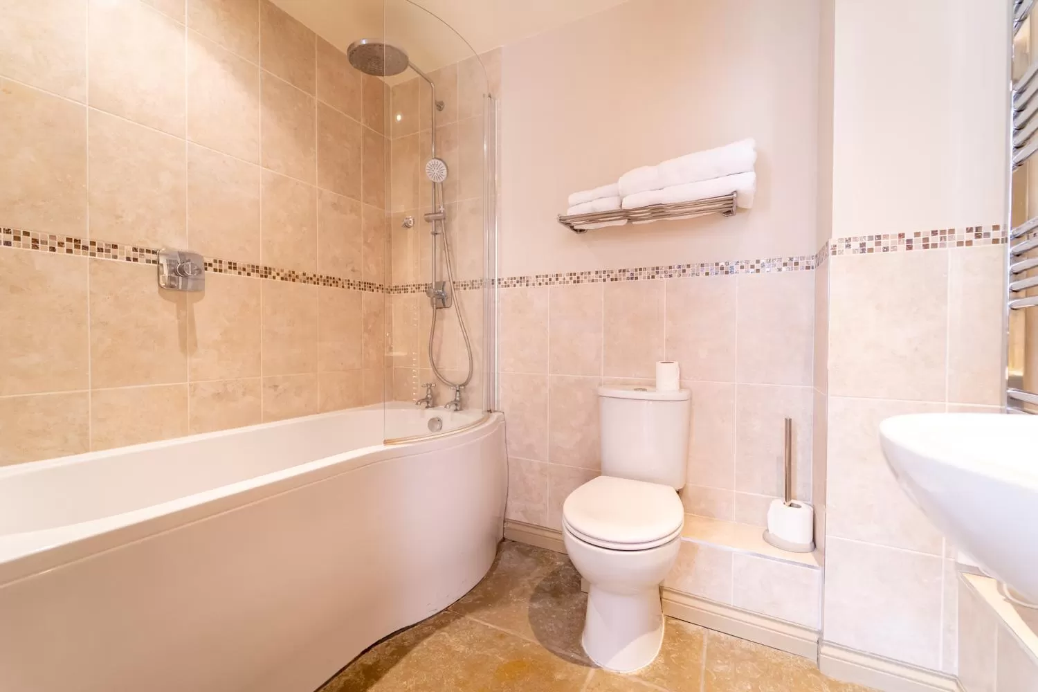 Shower in The Honingham Buck