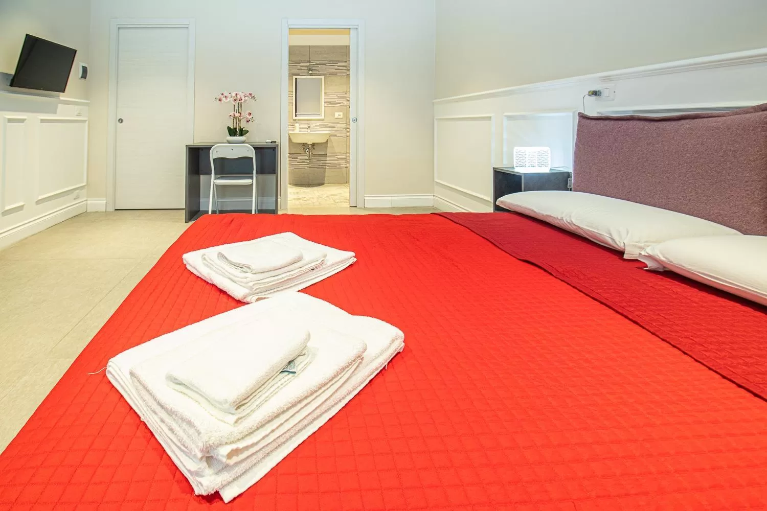 Photo of the whole room, Bed in suebi rooms