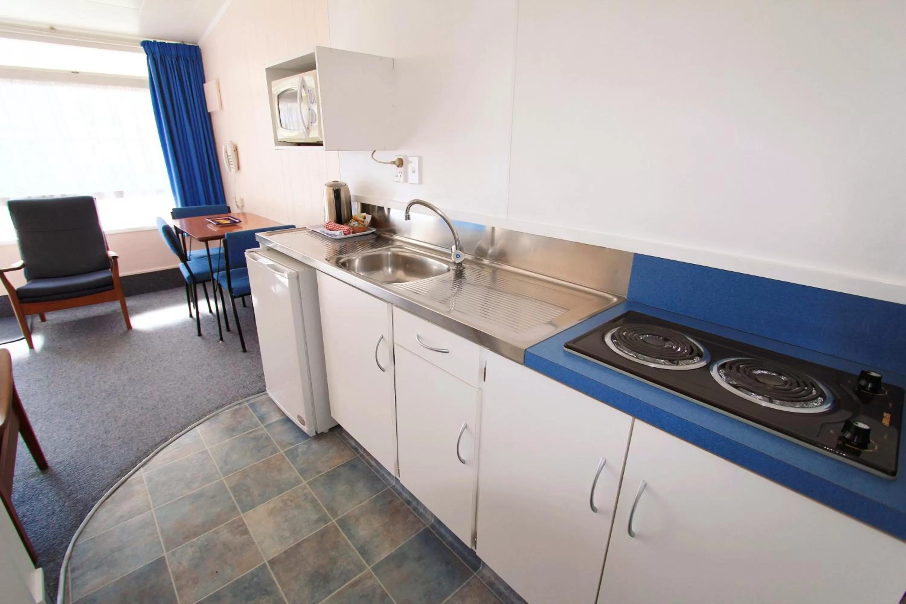 Coffee/tea facilities in Golden Glow Motel