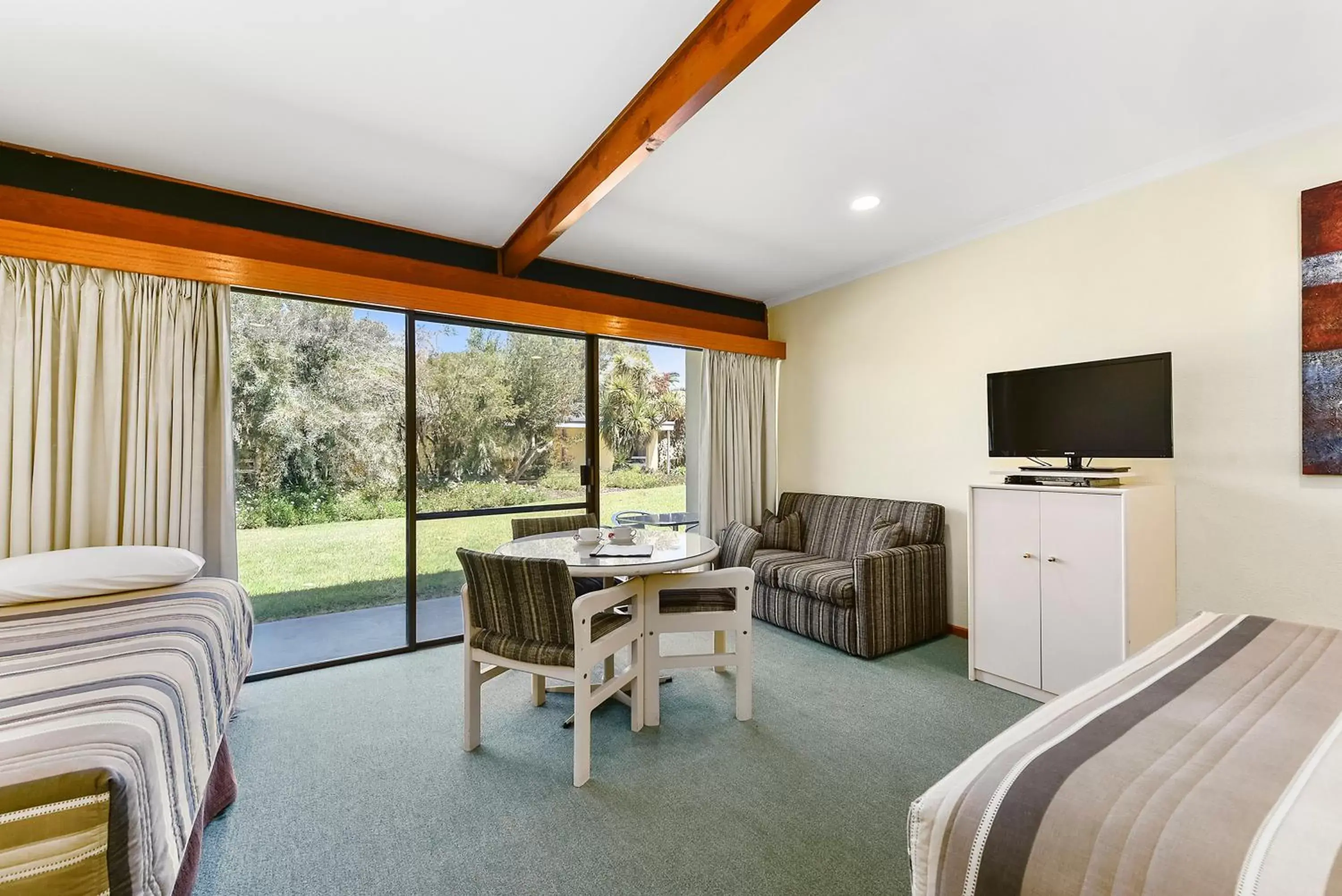 Queen Studio - single occupancy - Disability Access in William Macintosh Motor Lodge Queen Studio - single occupancy - Disability Access in William Macintosh Motor Lodge