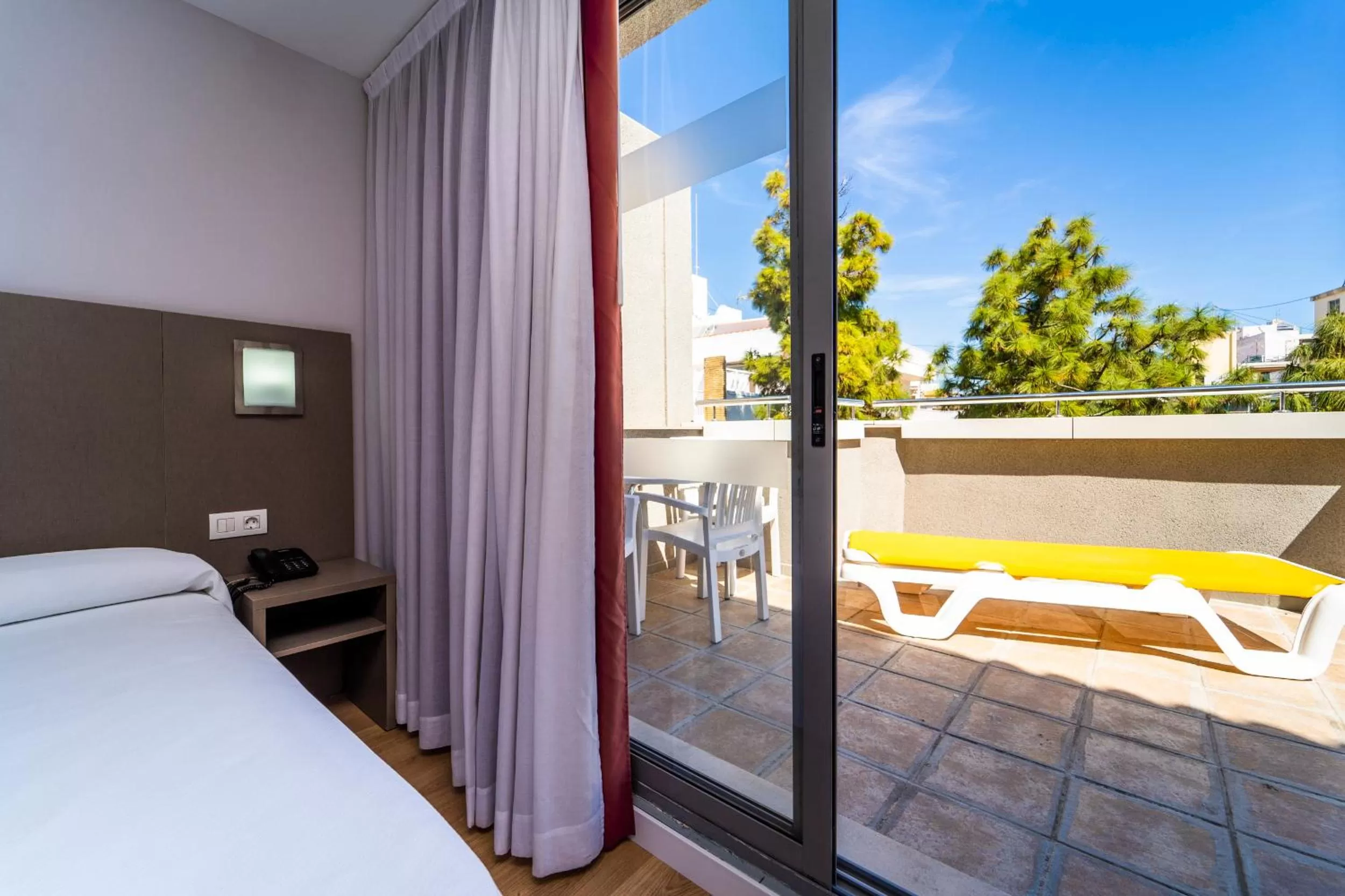 Quadruple Room with Terrace in Hotel Montesol Benidorm