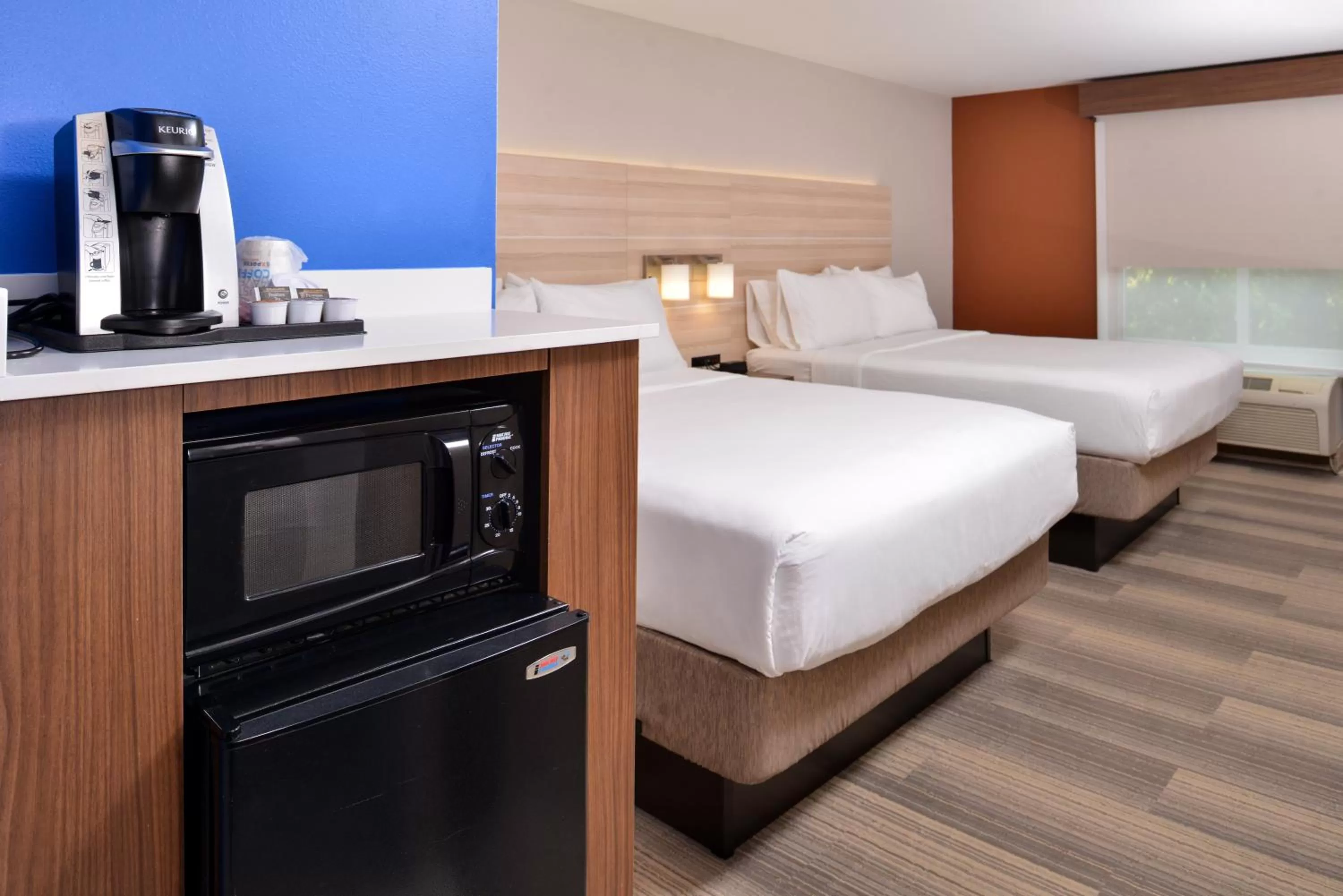 Photo of the whole room, Bed in Holiday Inn Express Hotel & Suites Cincinnati - Mason by IHG
