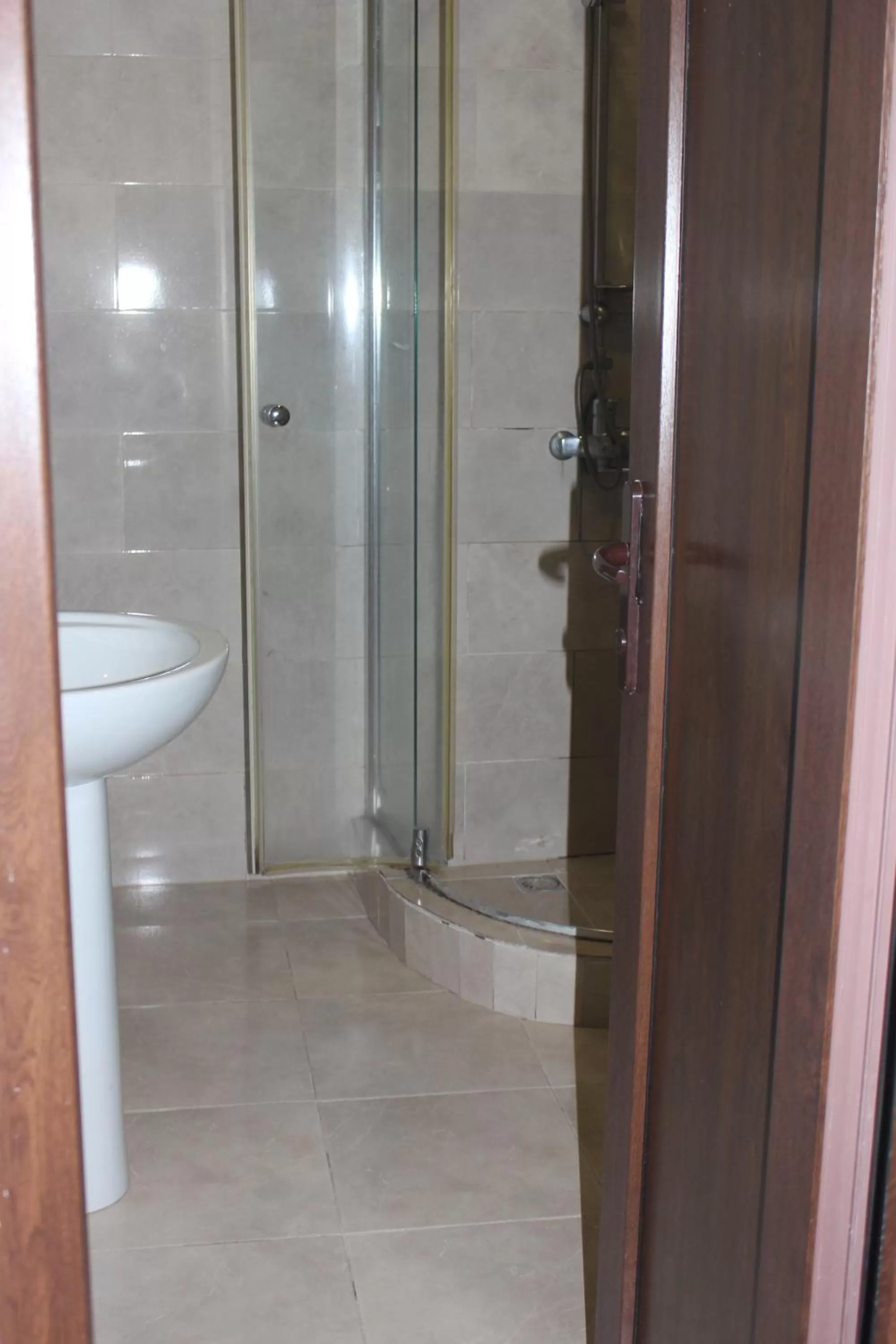 Bathroom in CATTALEYA