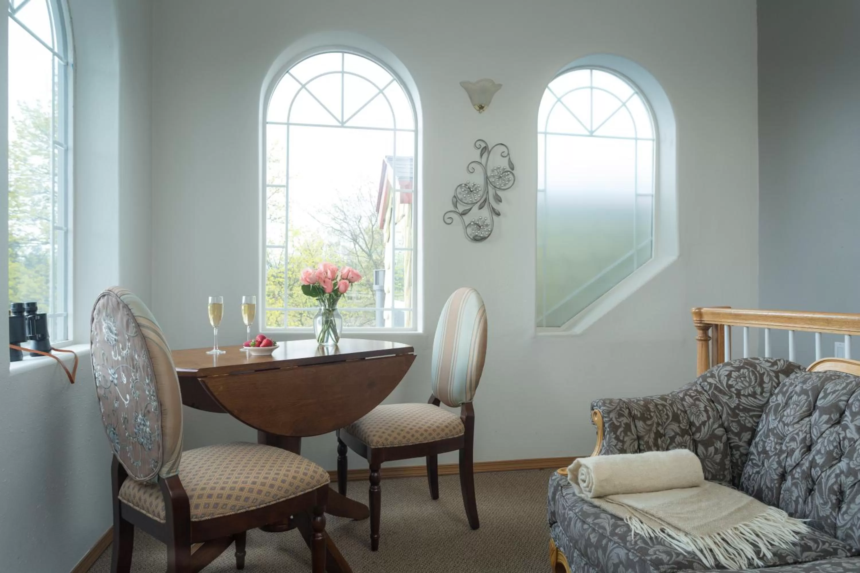 Seating area in The Roosevelt Inn